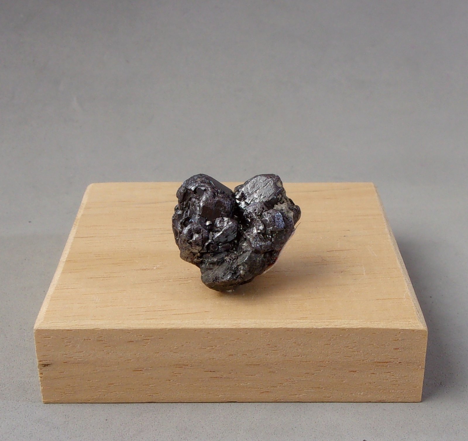 Proustita
2,3 x 2,1 x 1,4 cm.
(Autor: J. G. Alcolea)