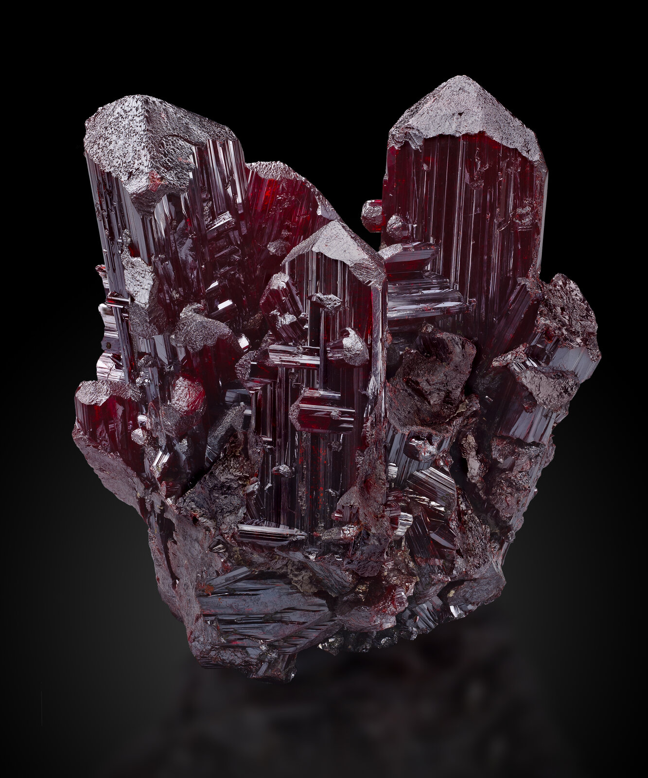Proustita
Dolores Tercera Mine, Chañarcillo, Copiapó Province, Atacama Region, Chile
9 x 9 x 11.5 cm / Cristal principal: 4.8 cm
(Autor: Museo mim)