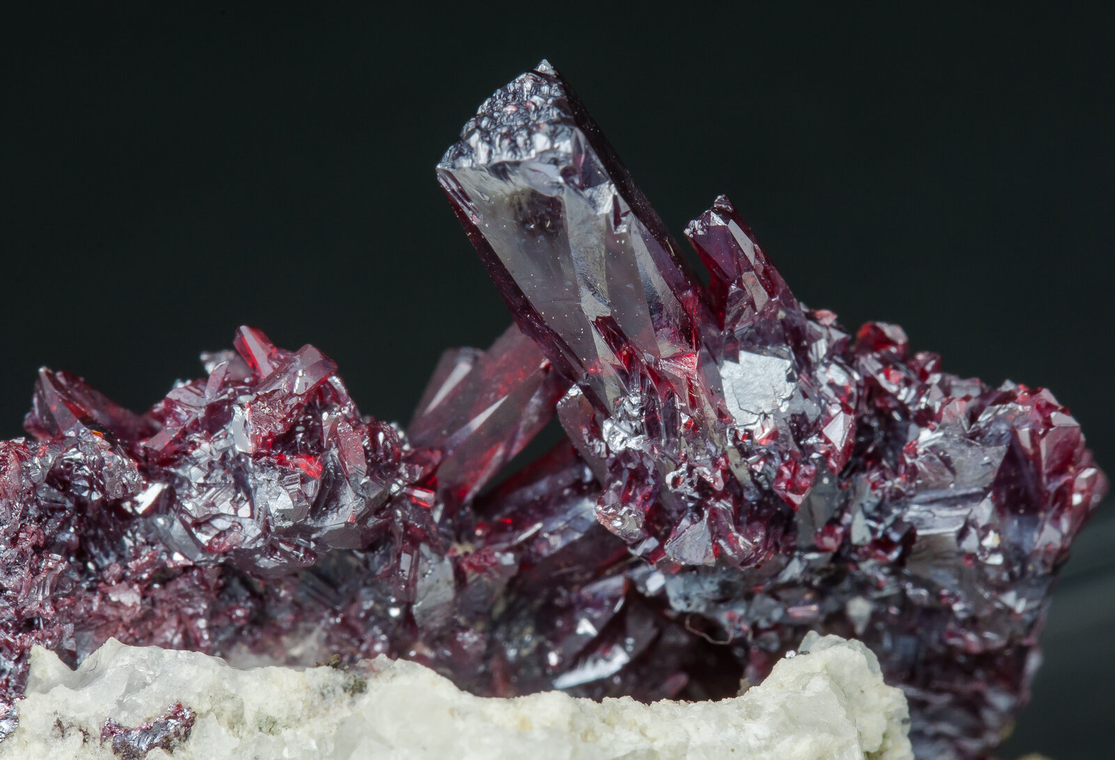 Proustita con Calcita
El cristal mayor mide: 1.5 × 0.4 cm
(Autor: Jordi Fabre)