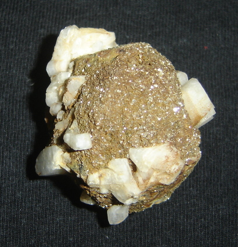 Pseudoleucita con Moscovita y Oligoclasa
3,5 x 3,5 x 2 cm
(Autor: Anisio Claudio)