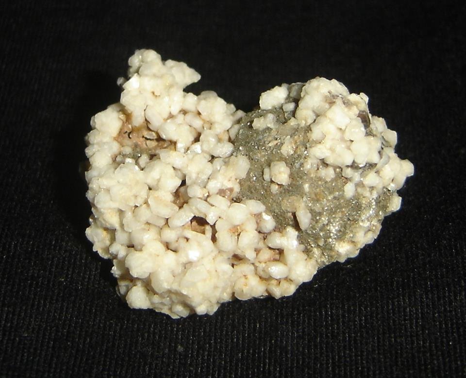 Pseudoleucita con Moscovita y Oligoclasa
4,5 x 3,3 x 3,1 cm
(Autor: Anisio Claudio)