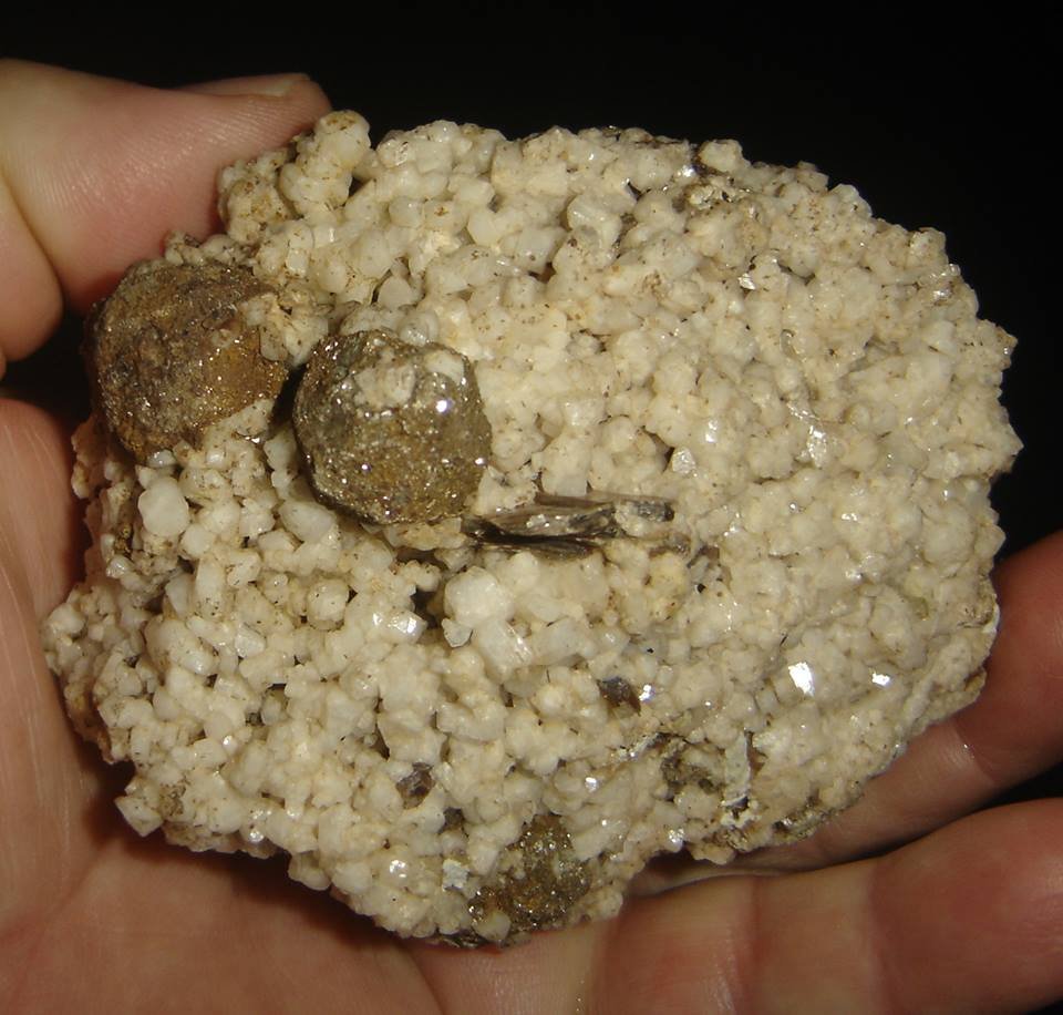 Pseudoleucita con Moscovita y Oligoclasa
6 x 5 x 4,6 cm
(Autor: Anisio Claudio)