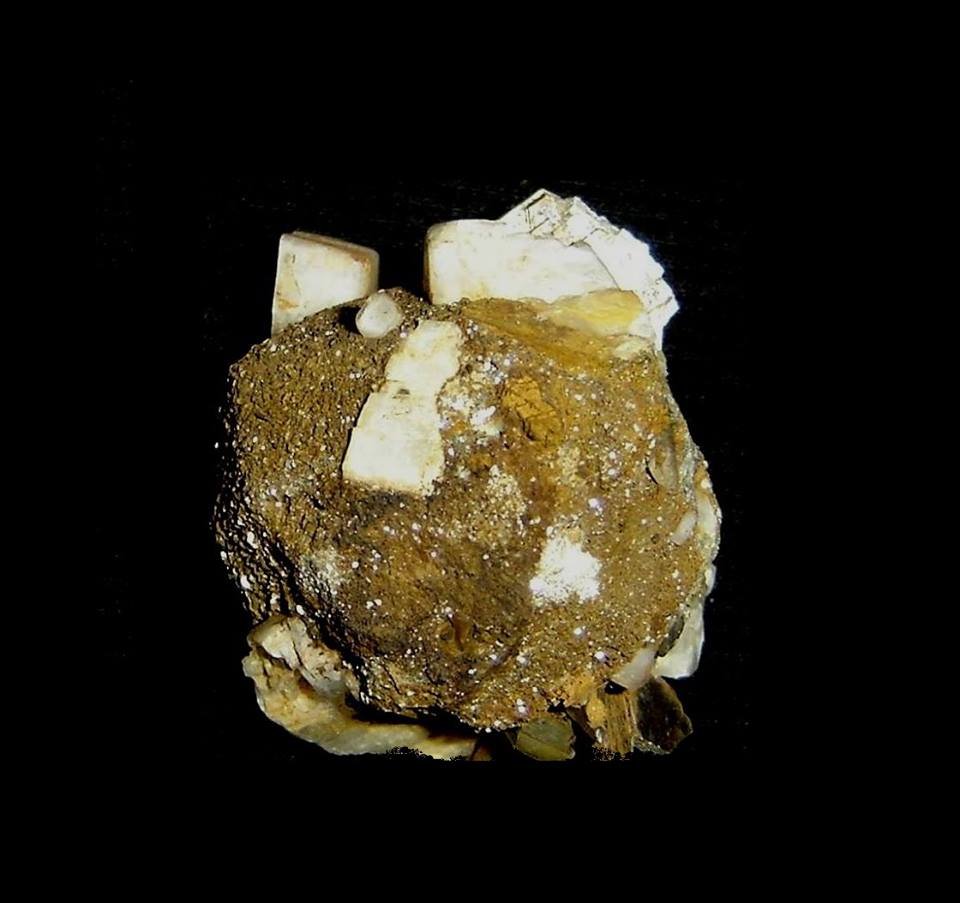 Pseudoleucita con Moscovita y Oligoclasa
3,5 x 3,5 x 3,4 cm
(Autor: Anisio Claudio)