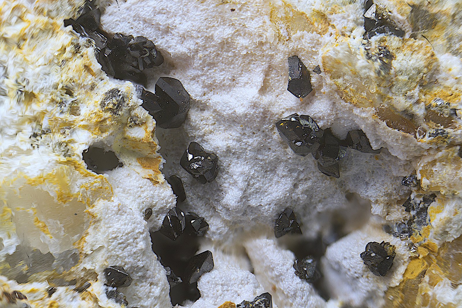 Descloizita
Campo de visión de  4 mm.
(Autor: Antonio Carmona)