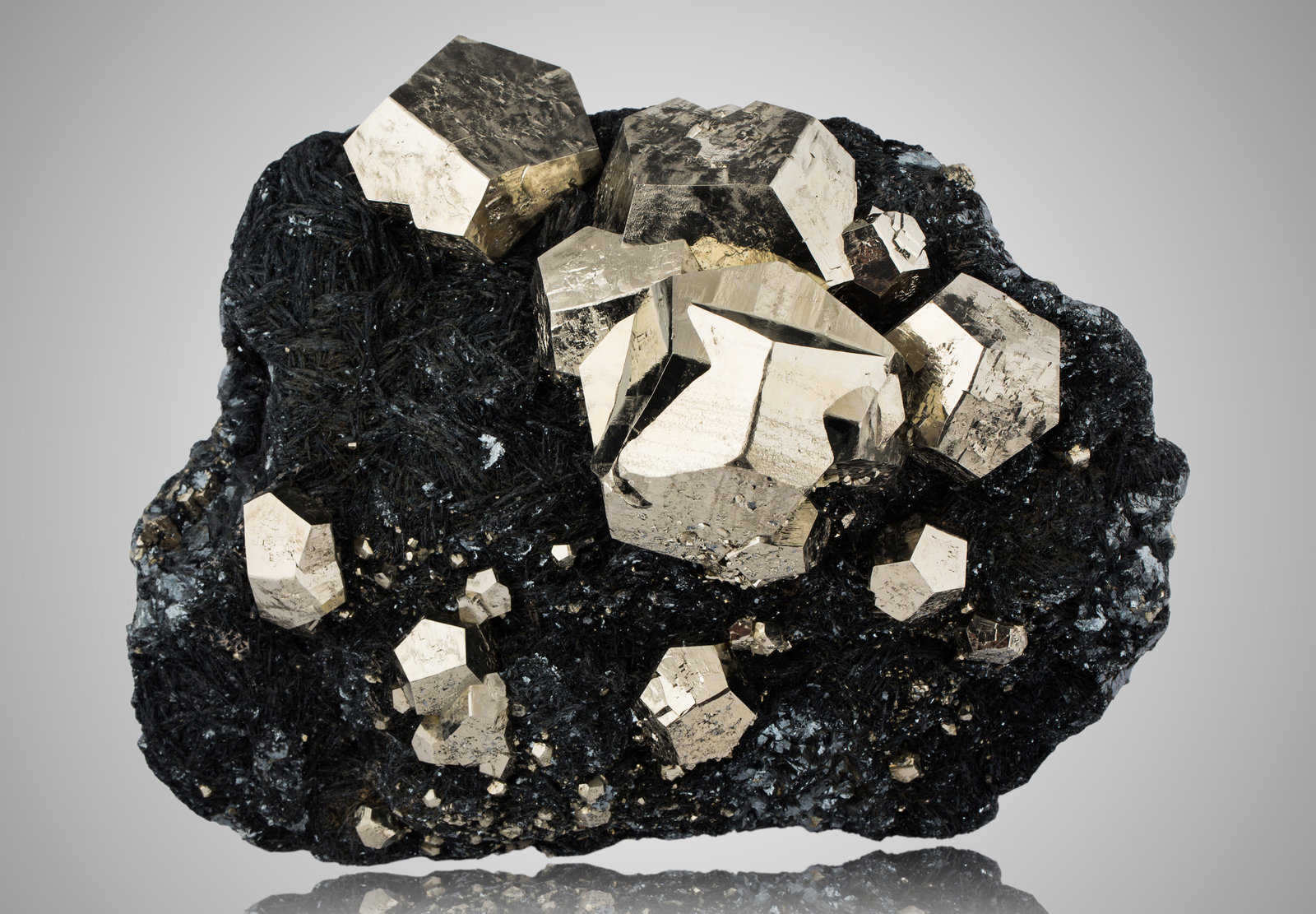 Pirita con Hematites
25 x 13 x 17.5 cm / Cristal principal: 7.5 cm
(Autor: Museo MIM)