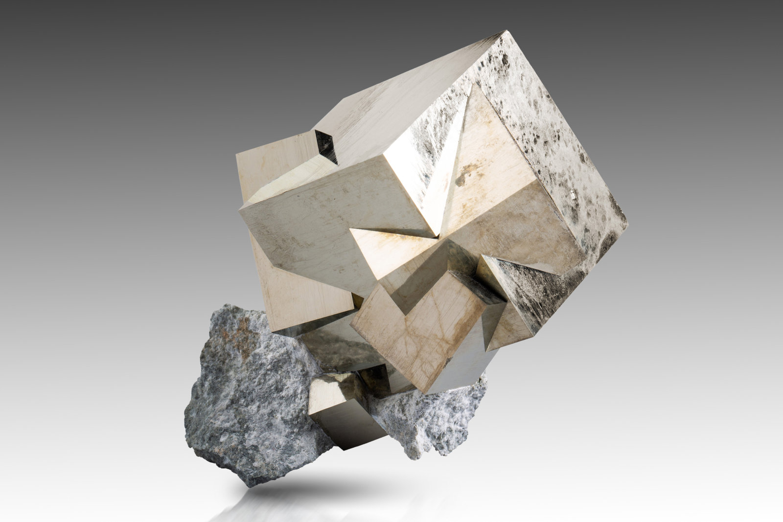 Pirita
9 x 6.5 x 8 cm / cristal principal: 7.6 cm.
(Autor: Museo MIM)