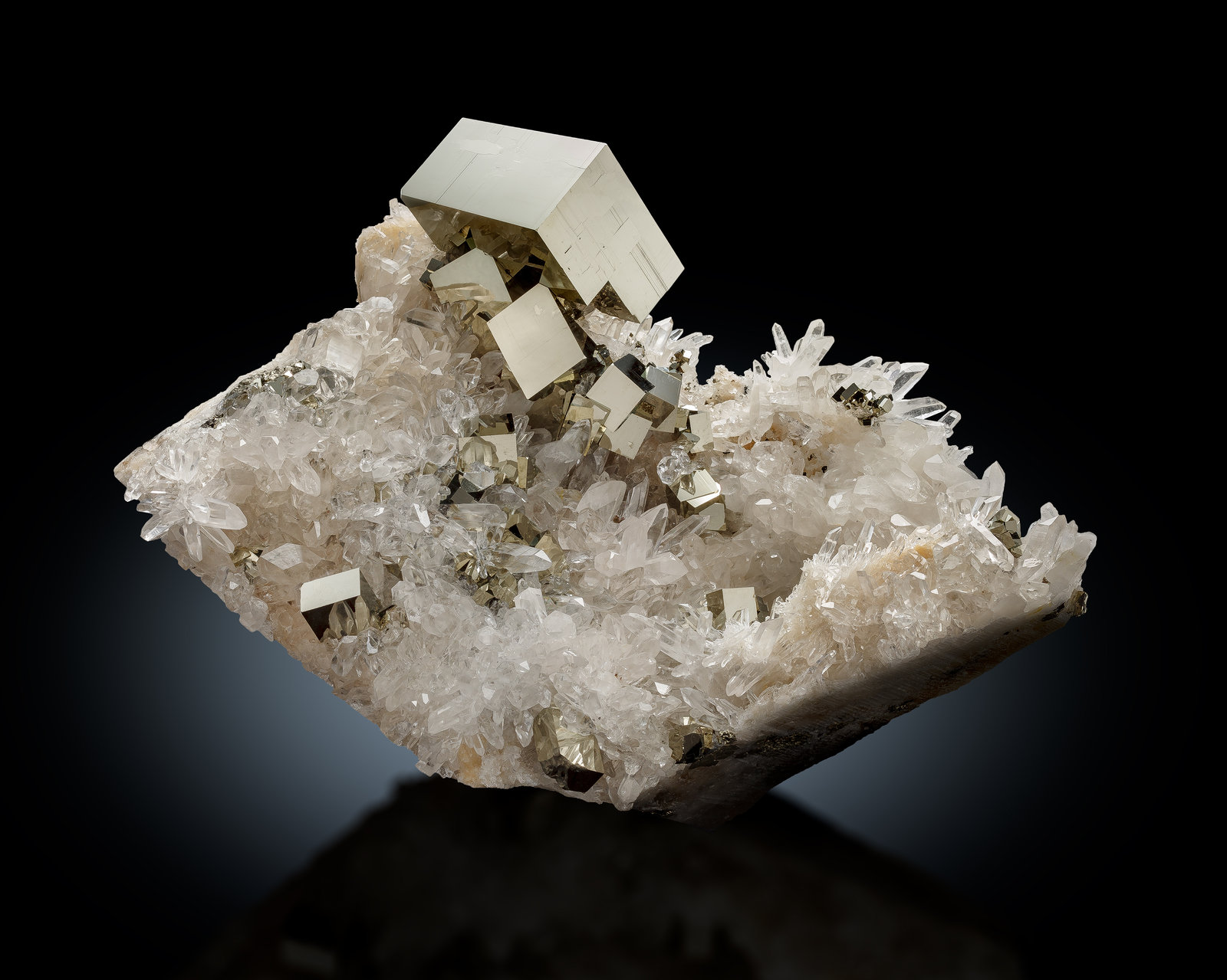 Pirita
27 x 15 x 15 cm / cristal principal: 7.8 cm
(Autor: Museo MIM)