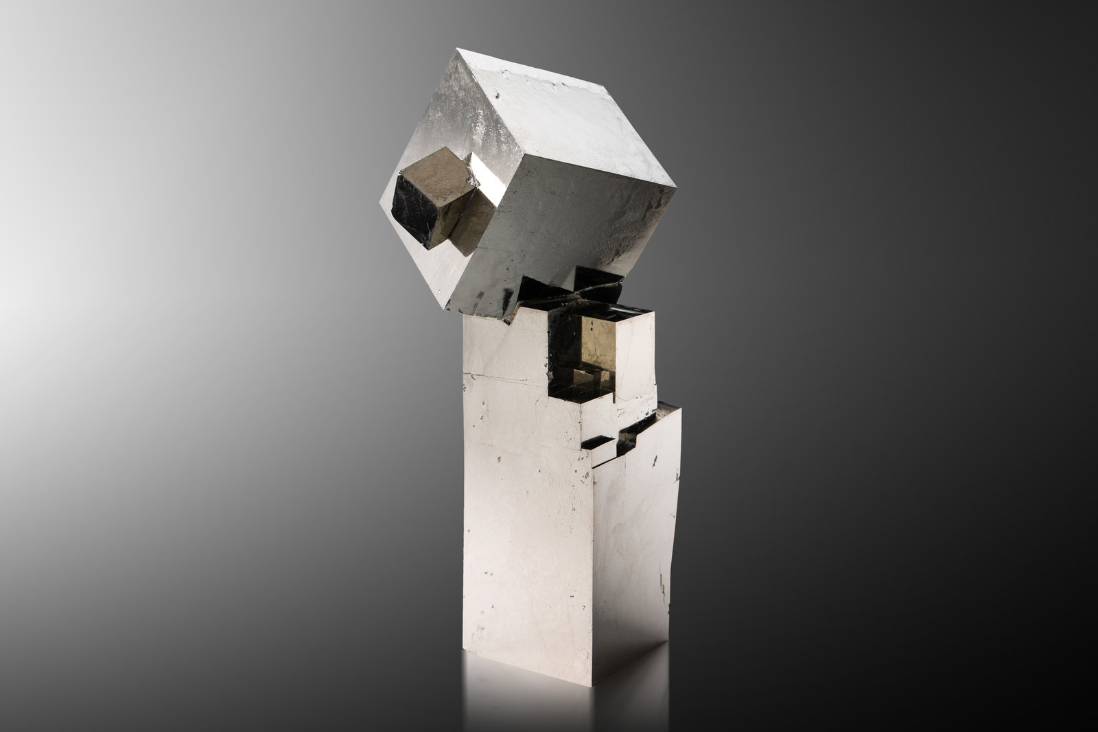 Pirita
7.5 x 8 x 16.5 cm / cristal principal: 11.2 cm
(Autor: Museo MIM)