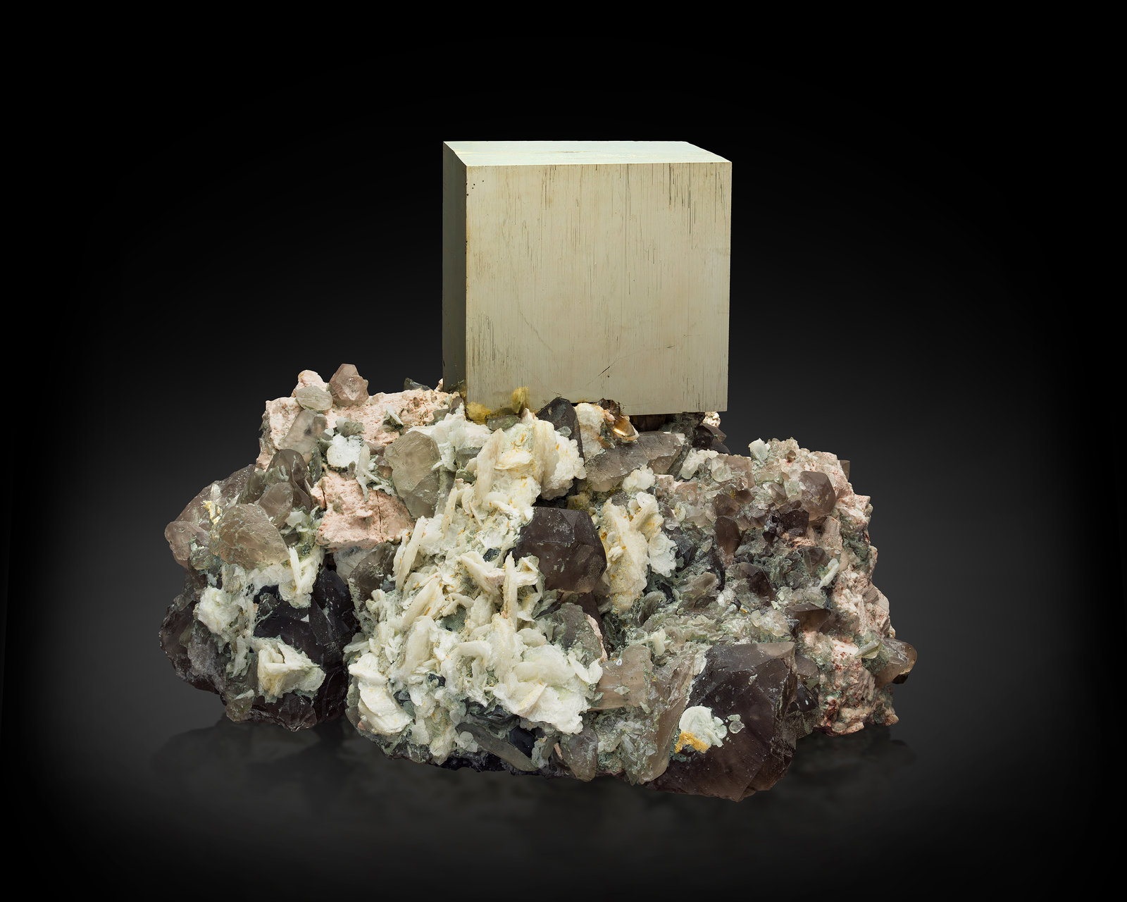 Pirita
32 x 20 x 22 cm / cristal principal: 17.1 cm
(Autor: Museo MIM)
