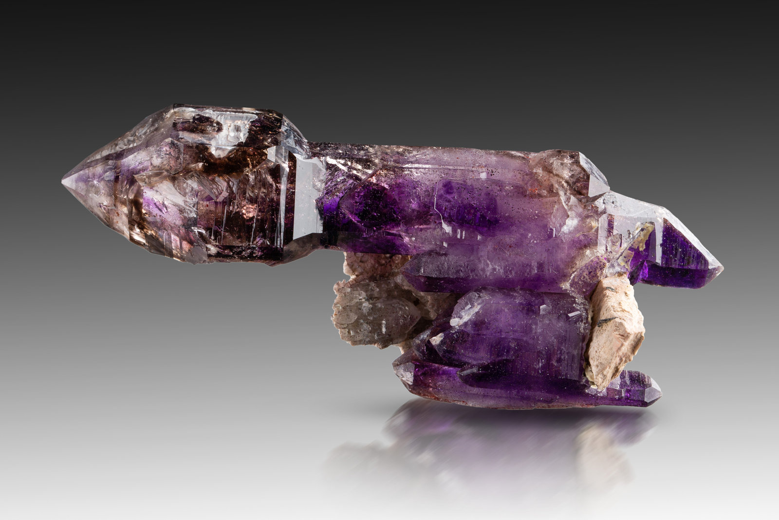 Cuarzo (variedad amatista)
4.5 x 3 x 11 cm / cristal principal: 11 cm
(Autor: Museo MIM)