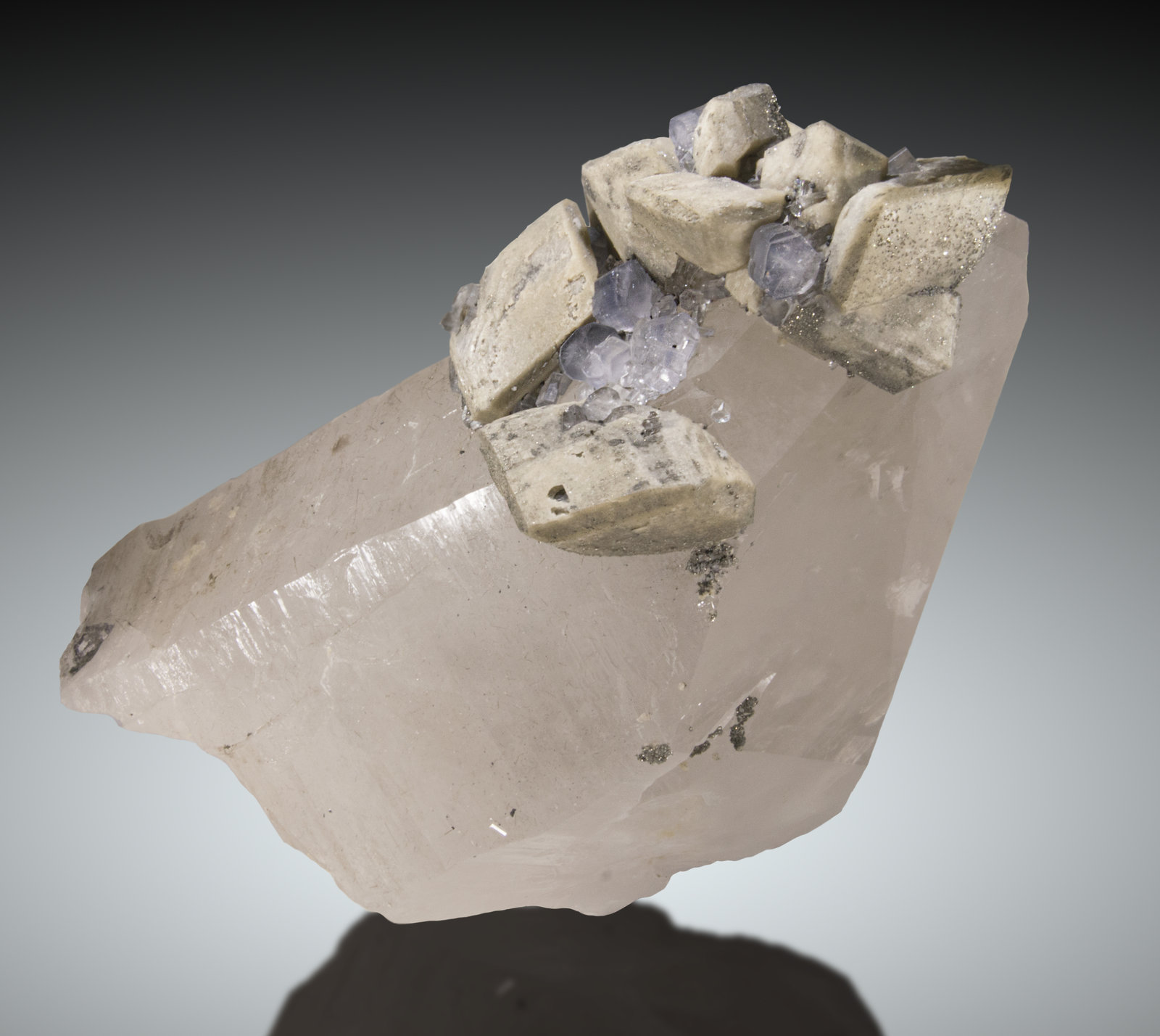 Cuarzo, Siderita, Fluorapatito
25 x 12 cm
(Autor: Raul Vancouver)
