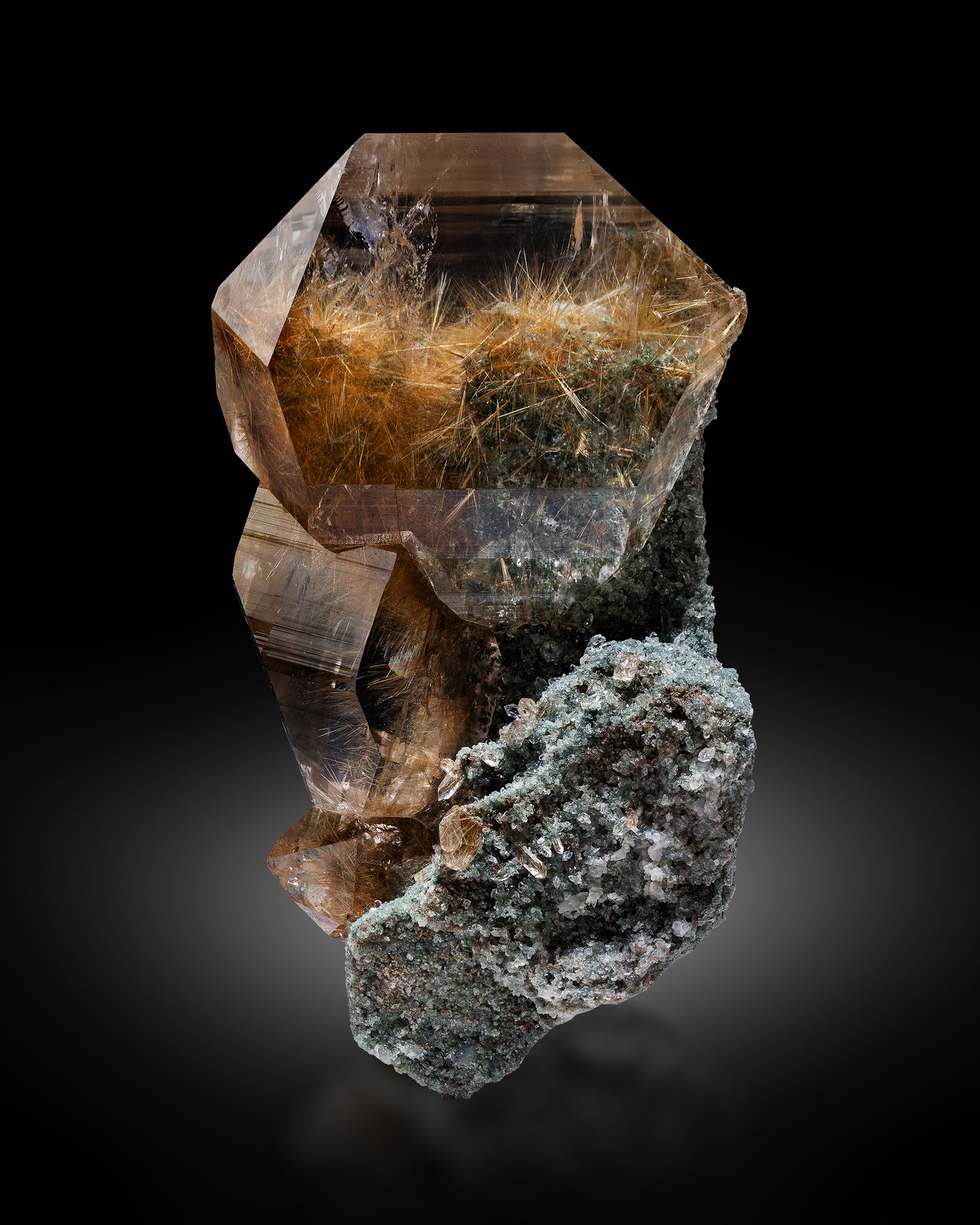 Cuarzo
16.5 x 9 x 6.5 cm / cristal principal: 9.7 cm
(Autor: Museo MIM)