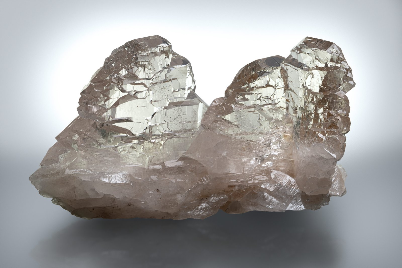 Cuarzo (variedad ahumado y gwindel)
16 x 5 x 9 cm / Cristal principal: 9 cm
(Autor: Museo MIM)