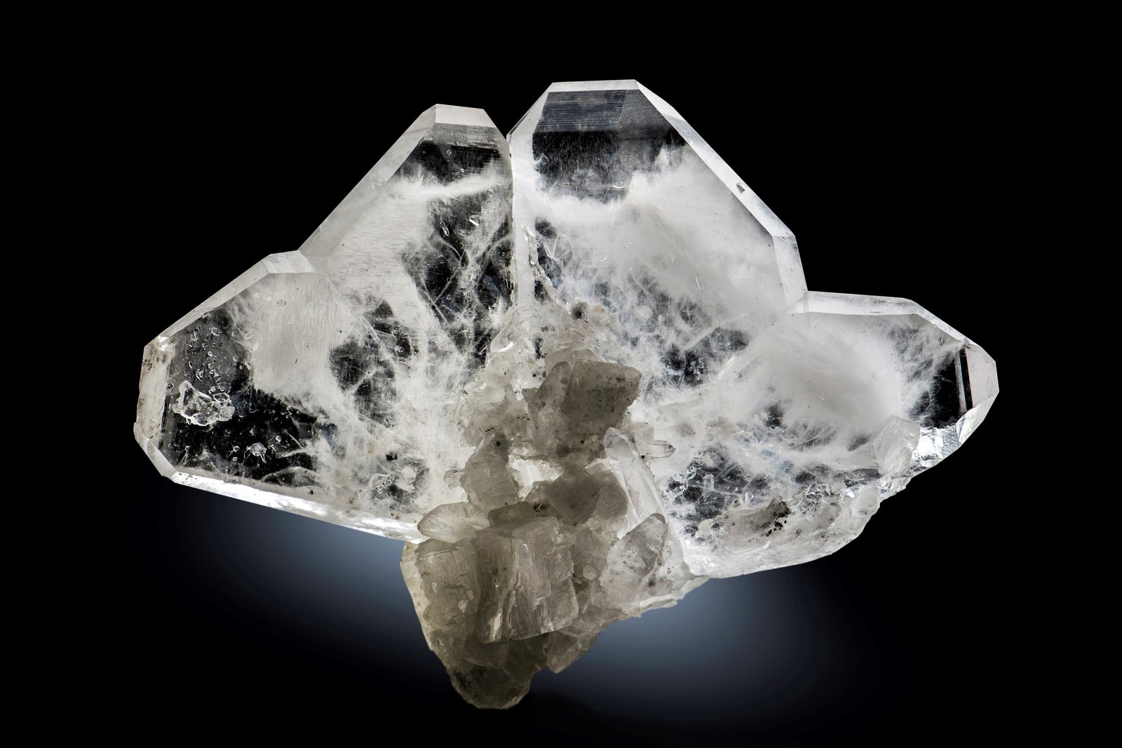 Cuarzo (macla de japón) con Dolomita
21.5 x 7.5 x 16 cm / Cristal principal: 11 cm.
(Autor: Museo MIM)