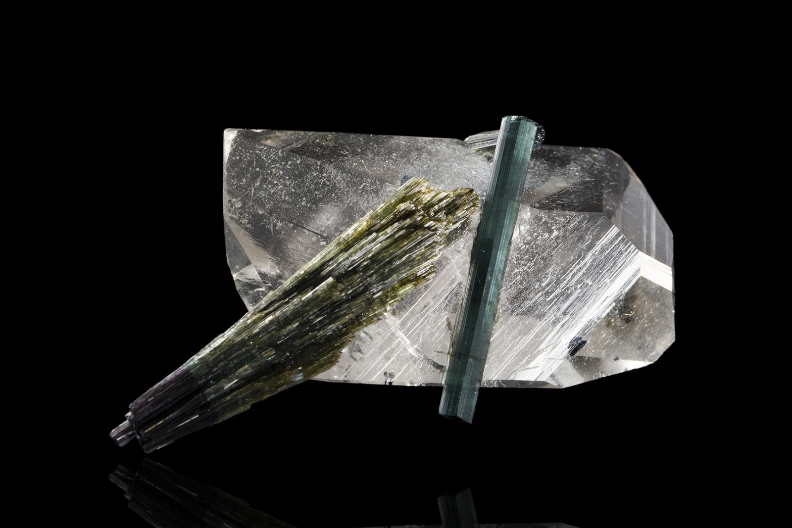 Cuarzo con Turmalina (Grupo)
9 x 5 x 4 cm / cristal principal: 5.7 cm
(Autor: Museo MIM)