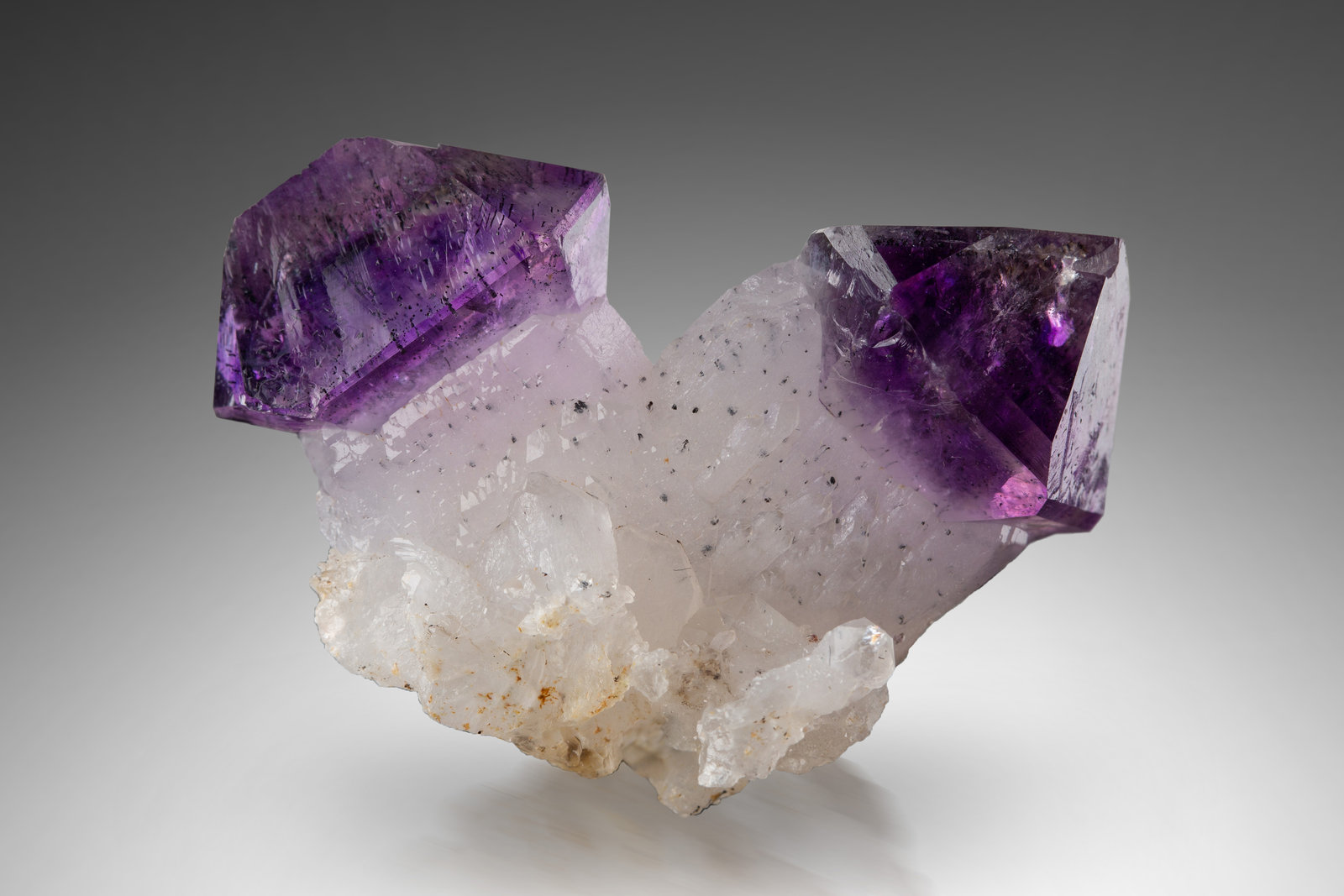 Cuarzo (variedad amatista)
5 x 3 x 4 cm / cristal principal: 4.5 cm
(Autor: Museo MIM)
