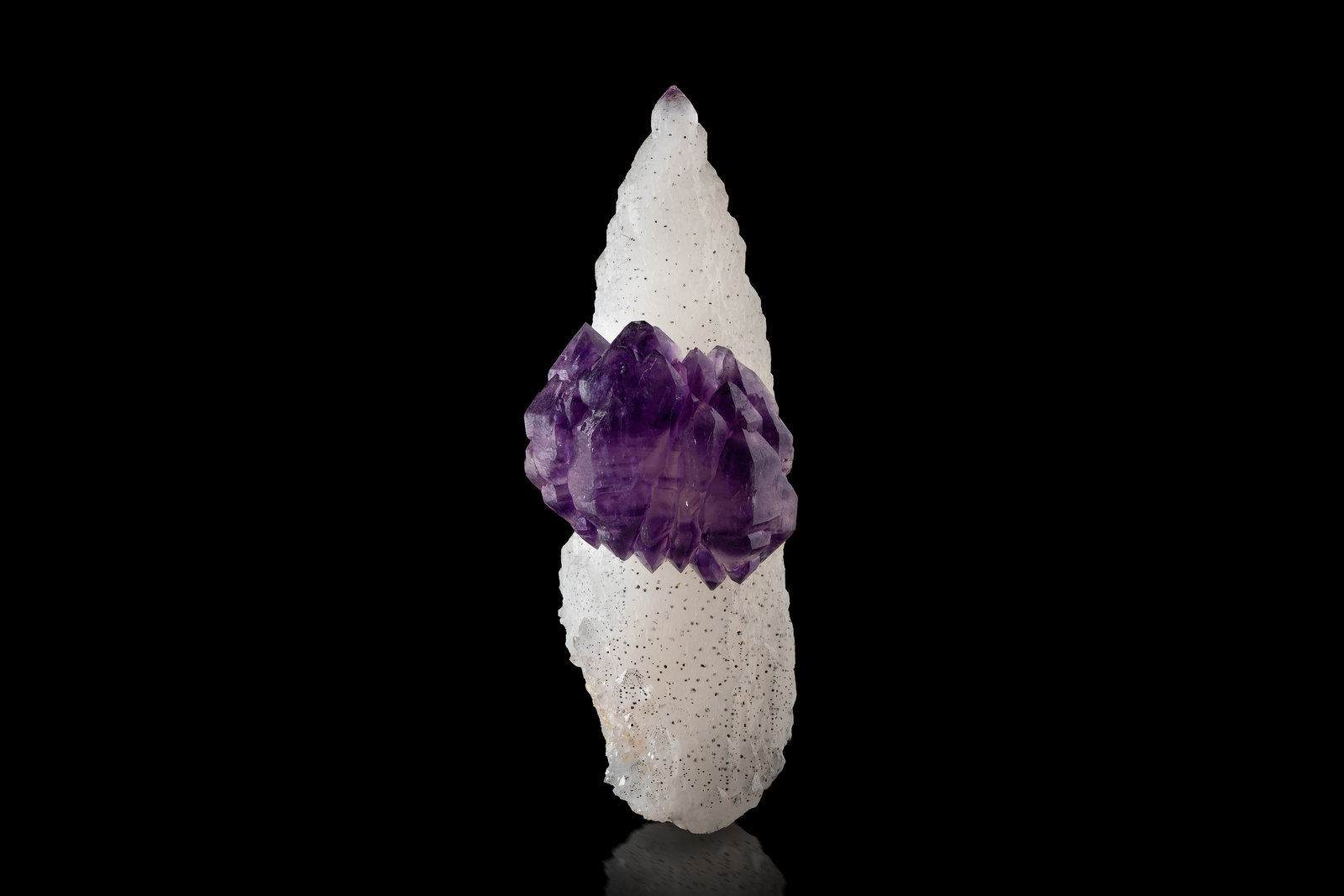 Cuarzo (variedad amatista)
3.5 x 3.5 x 10.5 cm / cristal principal: 10.2 cm
(Autor: Museo MIM)