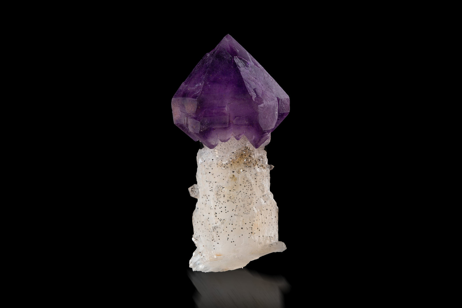 Cuarzo (variedad amatista)
2 x 2 x 5 cm / cristal principal: 4.8 cm
(Autor: Museo MIM)