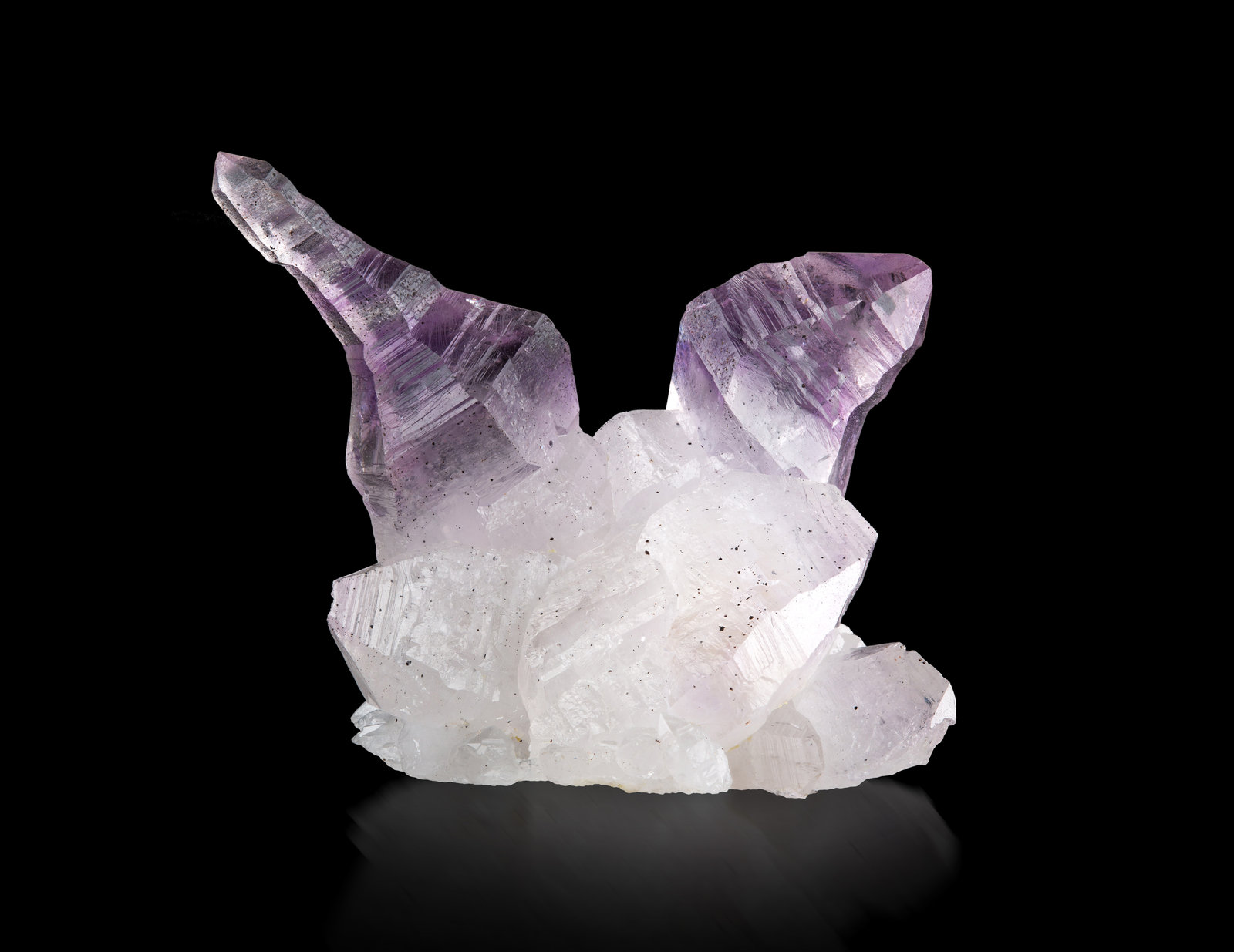 Cuarzo (variedad amatista)
4 x 3.5 x 3.5 cm / cristal principal: 3.8 cm
(Autor: Museo MIM)