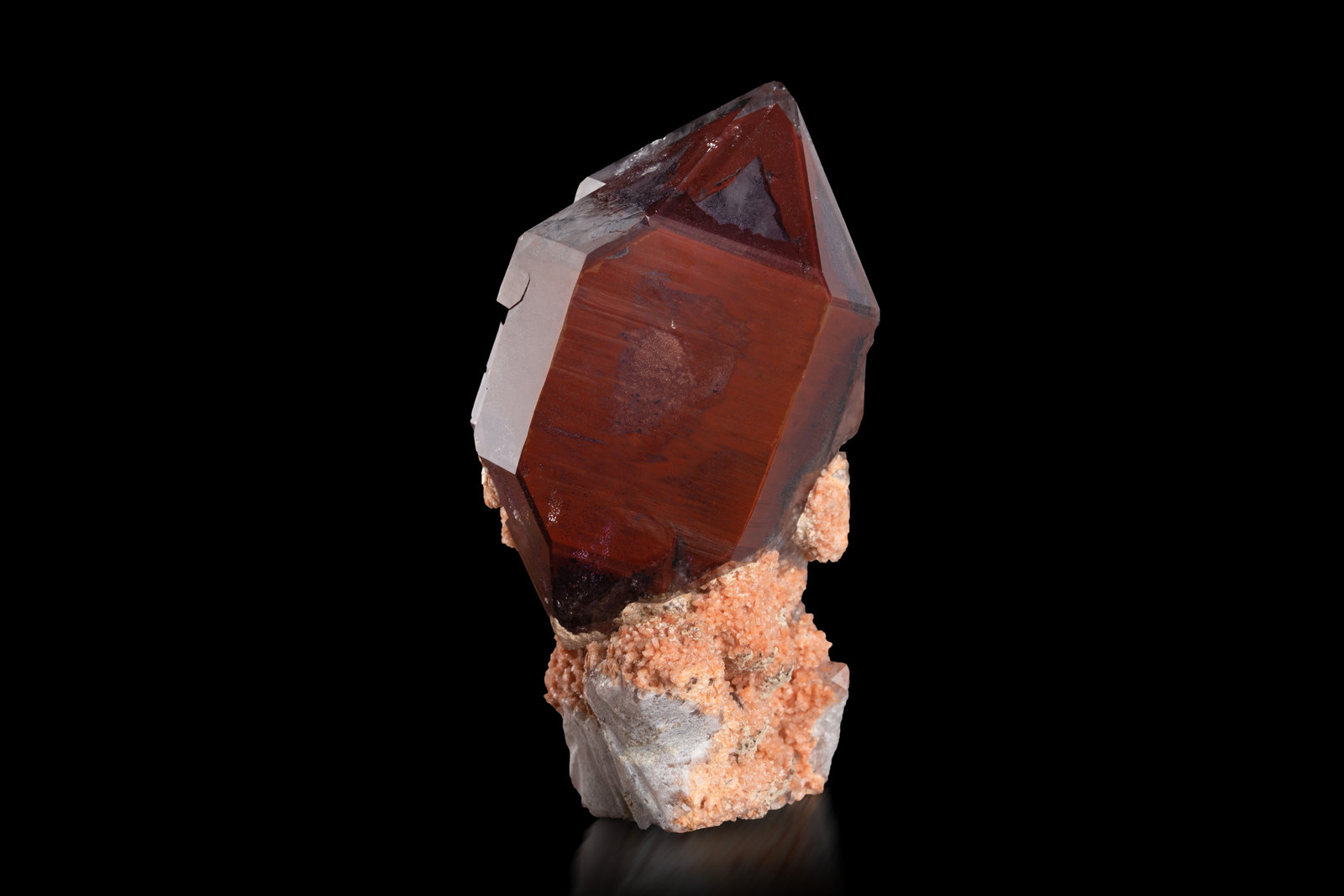 Cuarzo (variedad hematoide)
5 x 4.5 x 7.5 cm / cristal principal: 6.2 cm
(Autor: Museo MIM)