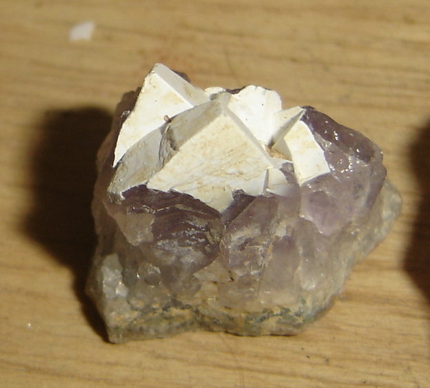 Cuarzo
4 x 3,5 x 3,5 cm
(Autor: Anisio Claudio)