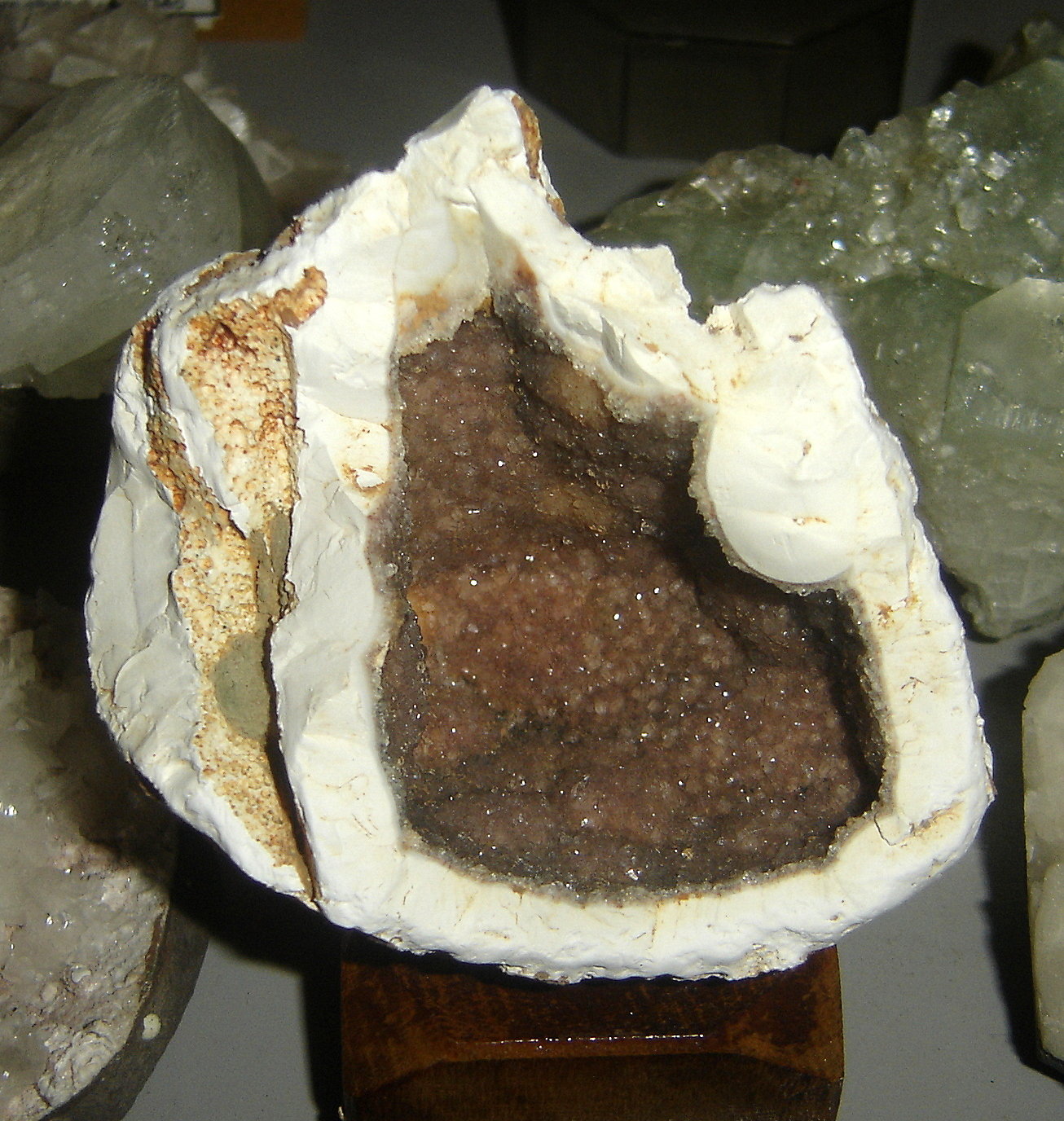 Cuarzo (variedad hematoideo) y Cuarzo (variedad agata)
8 x 8 x 8,3 cm
(Autor: Anisio Claudio)