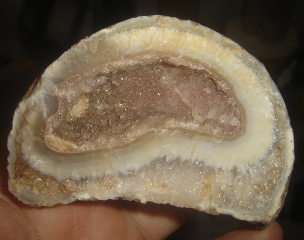 Cuarzo (variedad hematoideo) y Cuarzo (variedad agata)
10 x 6 x 5 cm
(Autor: Anisio Claudio)