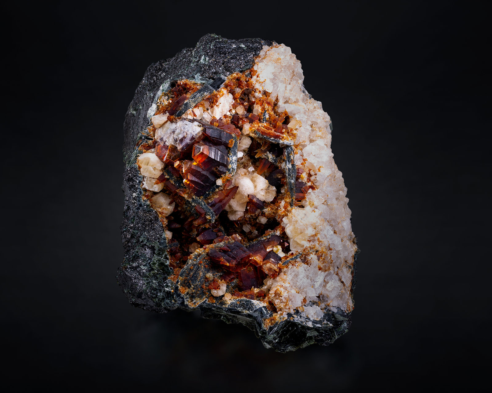 Quintinita-2H con Calcita, Flogopita y Magnetita
8 x 6 x 4 cm / cristal principal: 2.1 cm
(Autor: Museo MIM)