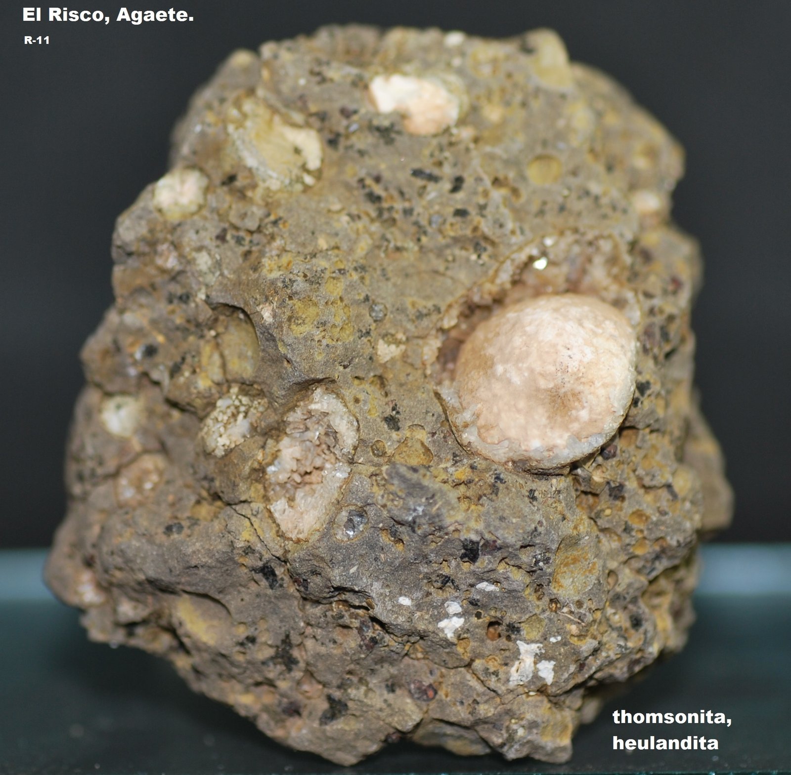 Thomsonita, Heulandita
5 cm
(Autor: Jose Bello)