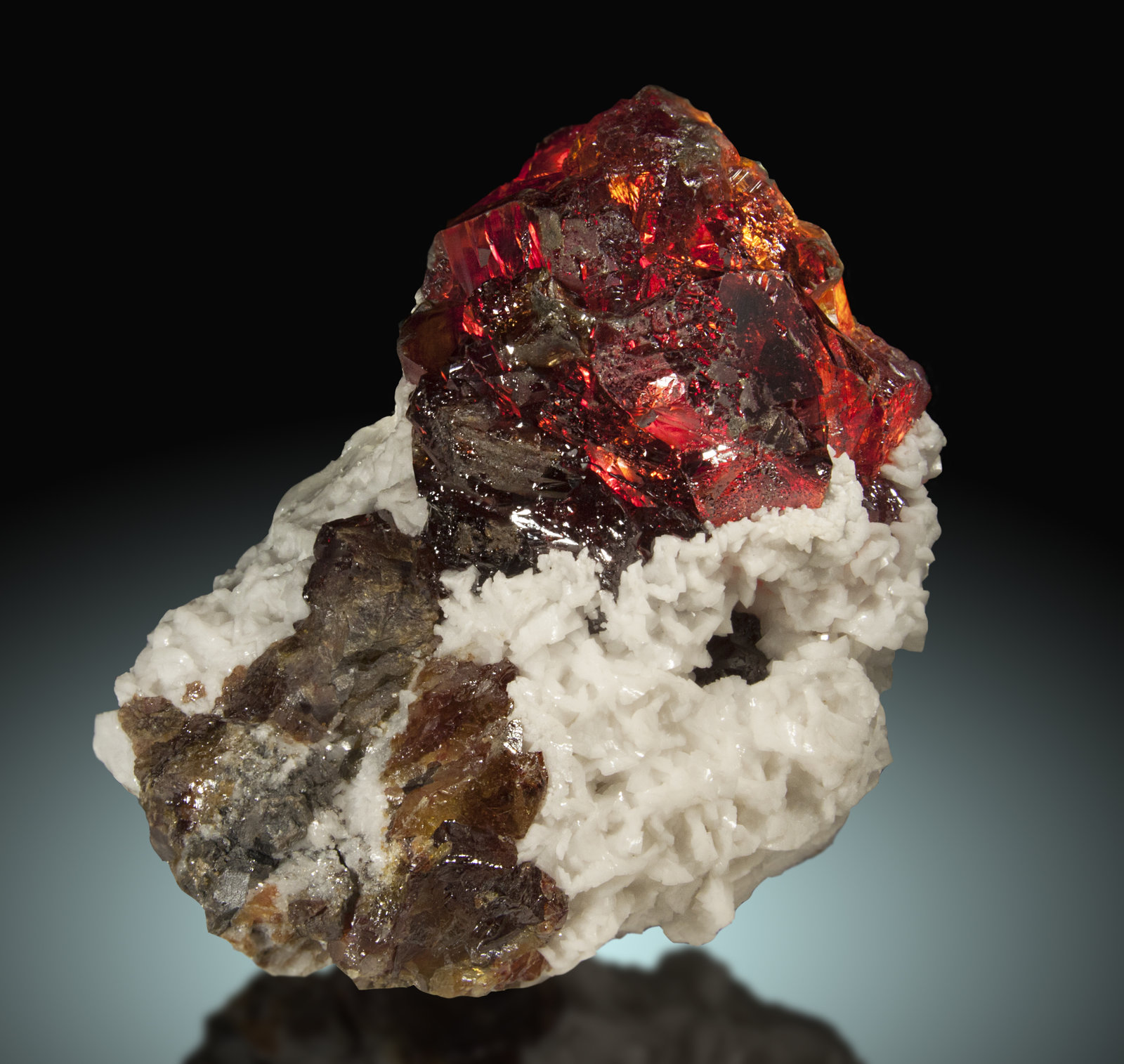 Esfalerita, Dolomita
15x12cm, grupo de cristales de 8cm
(Autor: Raul Vancouver)