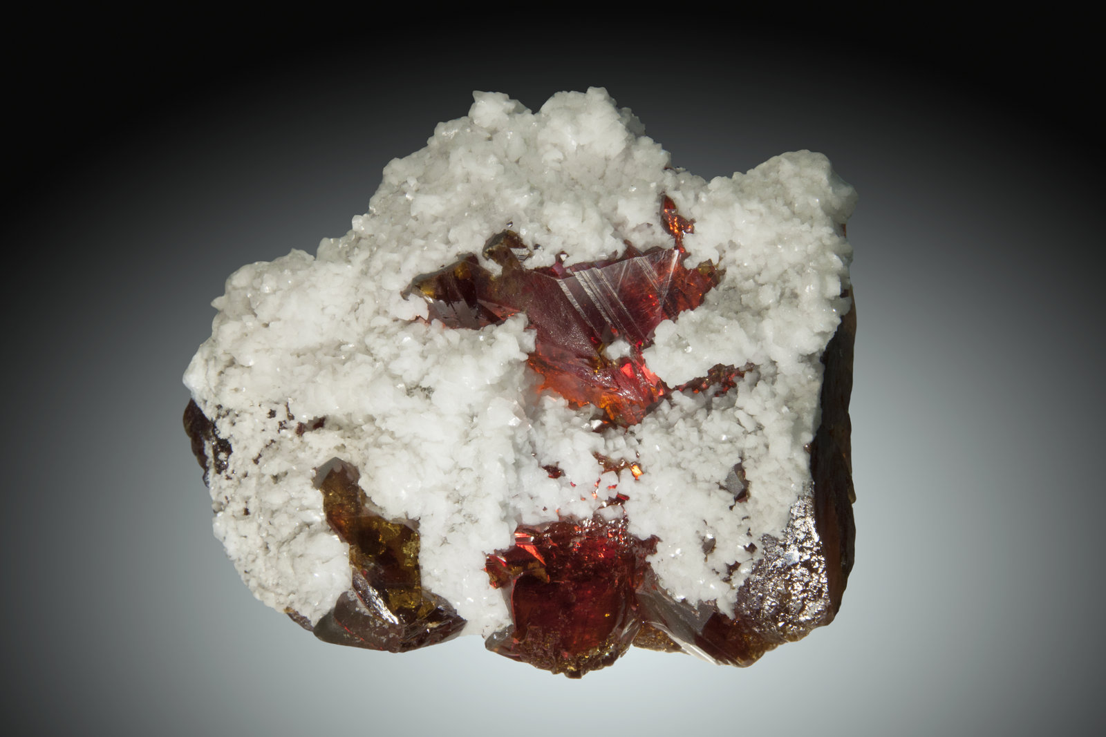 Esfalerita, Dolomita
10x9cm, cristal de 4.5cm
(Autor: Raul Vancouver)