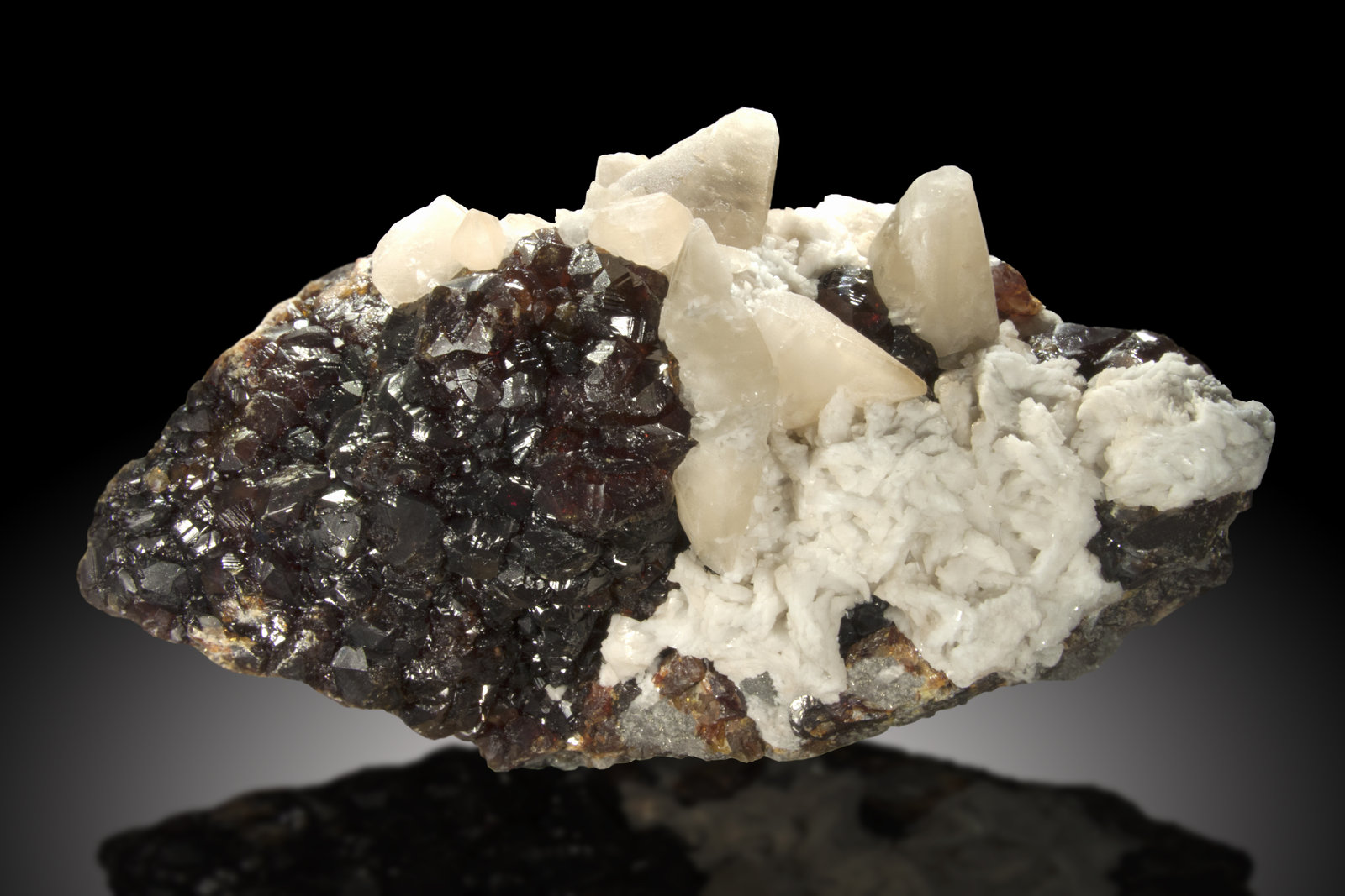 Esfalerita, Calcita, Dolomita
dimensión mayor 24cm
(Autor: Raul Vancouver)