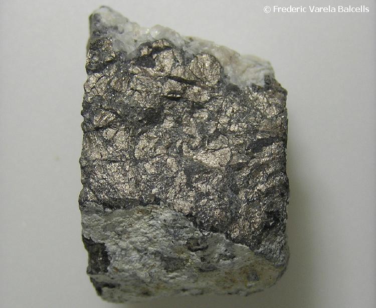 Rammelsbergita
2,5 x 1,5 cm.
(Autor: Frederic Varela)