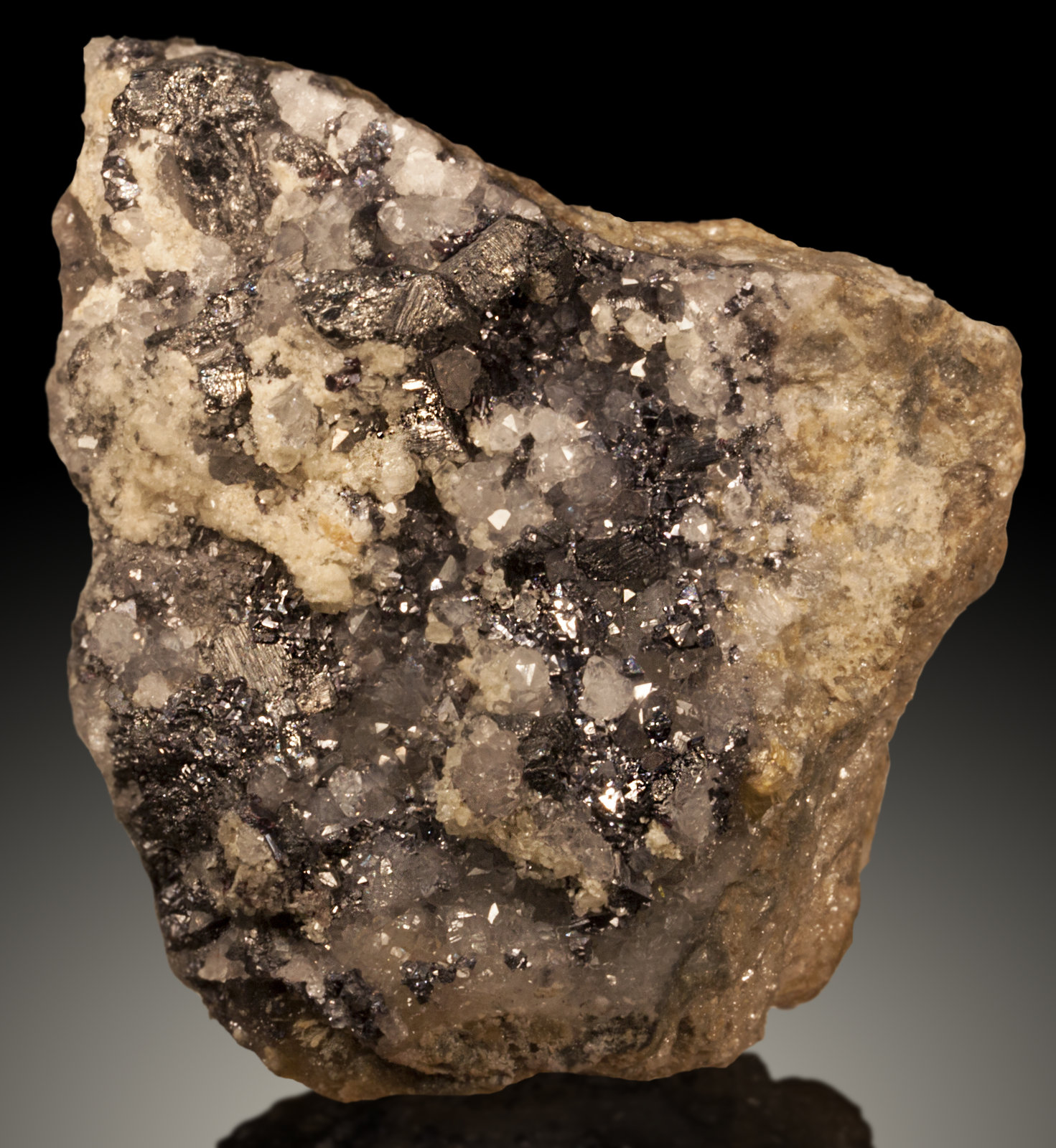 Freieslebenita, Galena, Pirargirita
6x5cm, cristales hasta 1cm
(Autor: Raul Vancouver)