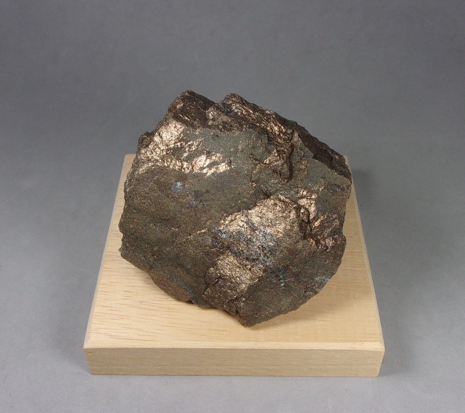 Renierita con Briartita
6,7 x 6,2 x 3,5 cm.  286.6 g.
(Autor: J. G. Alcolea)
