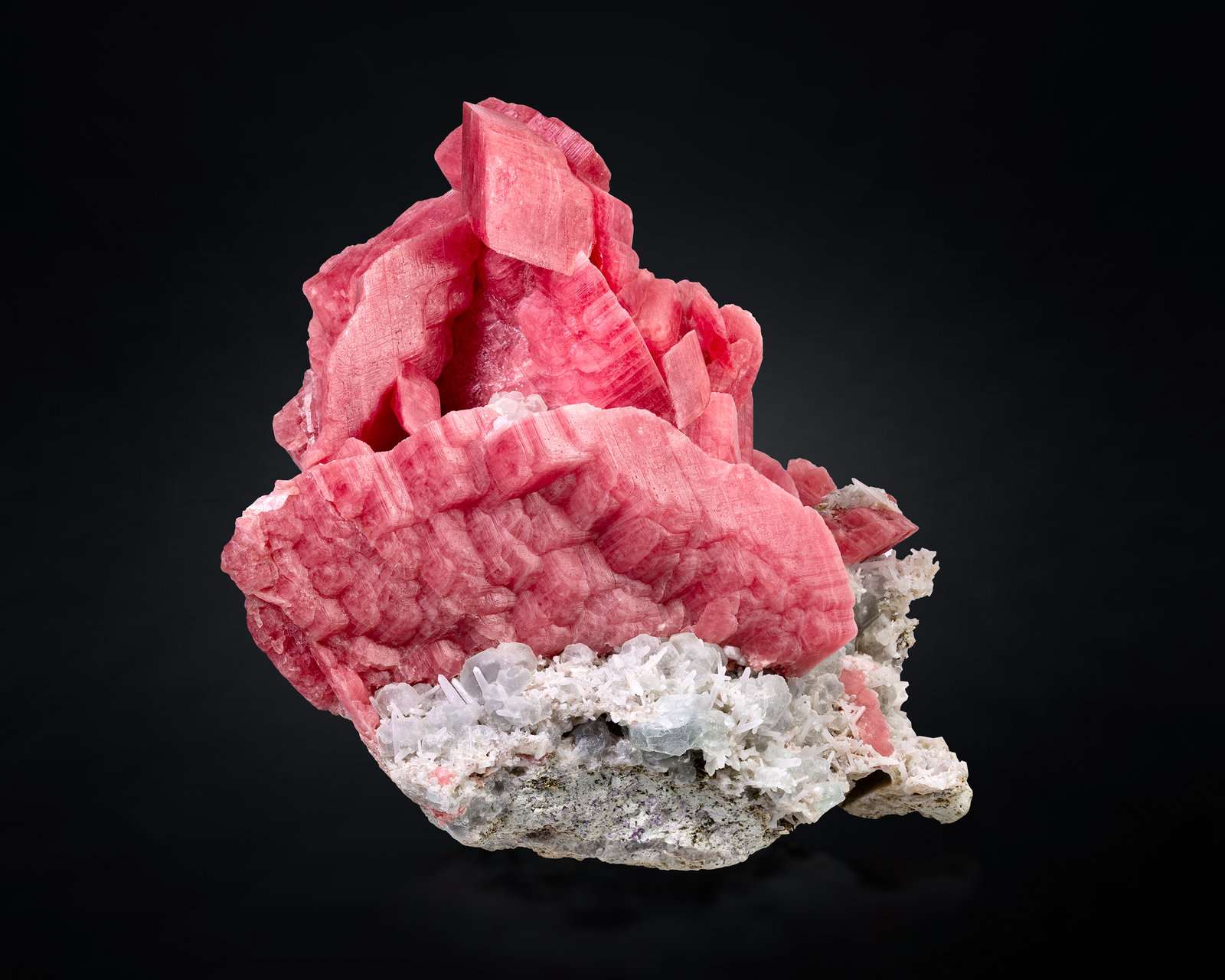 Rodocrosita, Cuarzo, Fluorita
27 x 20 x 18 cm / Cristal principal: 17.7 cm
(Autor: Museo MIM)