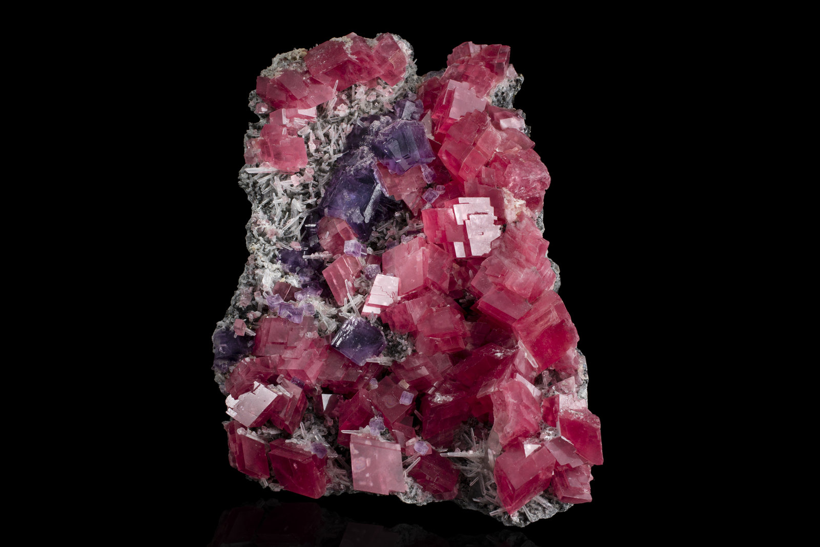 Rodocrosita en Cuarzo y con Fluorita
16 x 11 x 7.5 cm / Cristal principal: 2.5 cm
(Autor: Museo MIM)