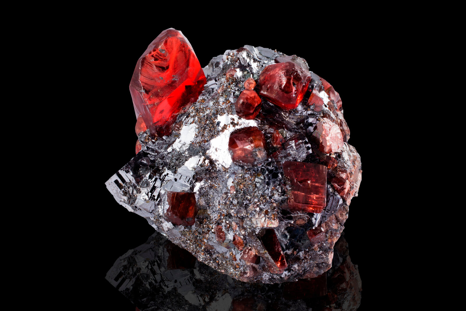 Rodonita en Galena
4 x 4 x 3.5 cm / Cristal principal: 2 cm
(Autor: Museo MIM)