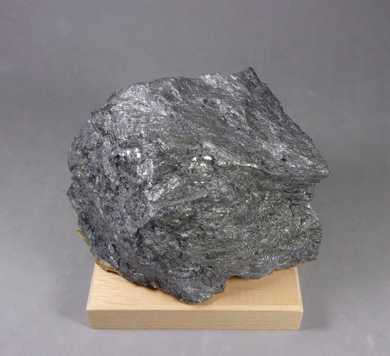 Robinsonita y Stibnita (Estibina)
10,5 x 7 x 6,8 cm.   1.049 g.
(Autor: J. G. Alcolea)