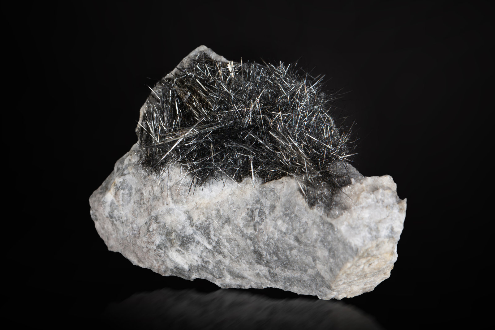 Robinsonita
6 x 3 x 3.5 cm / cristal principal: 1.5 cm
(Autor: Museo MIM)