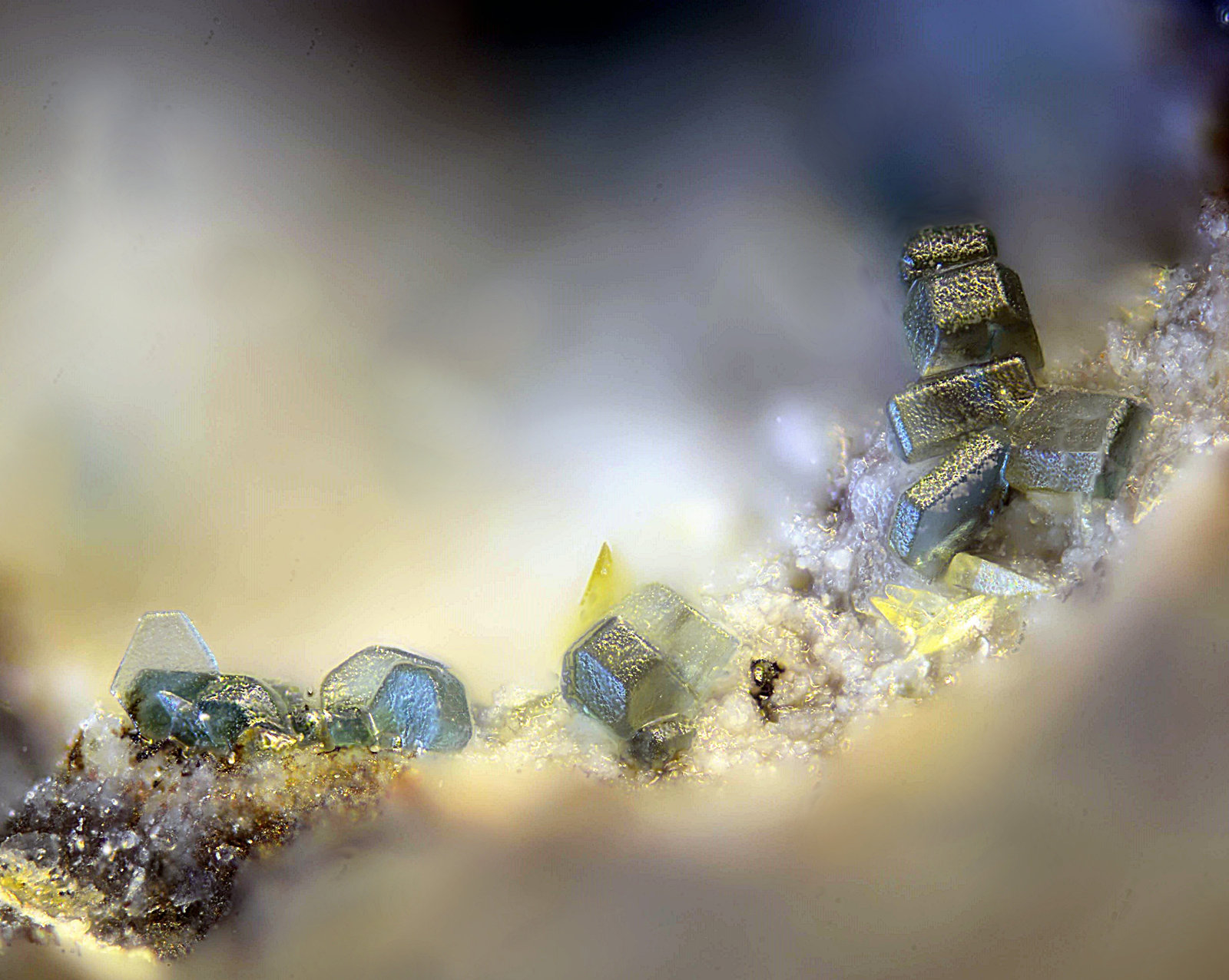 Roedderita y Richterita potásica
Campo de visión de 0,8 mm
(Autor: Antonio Carmona)
