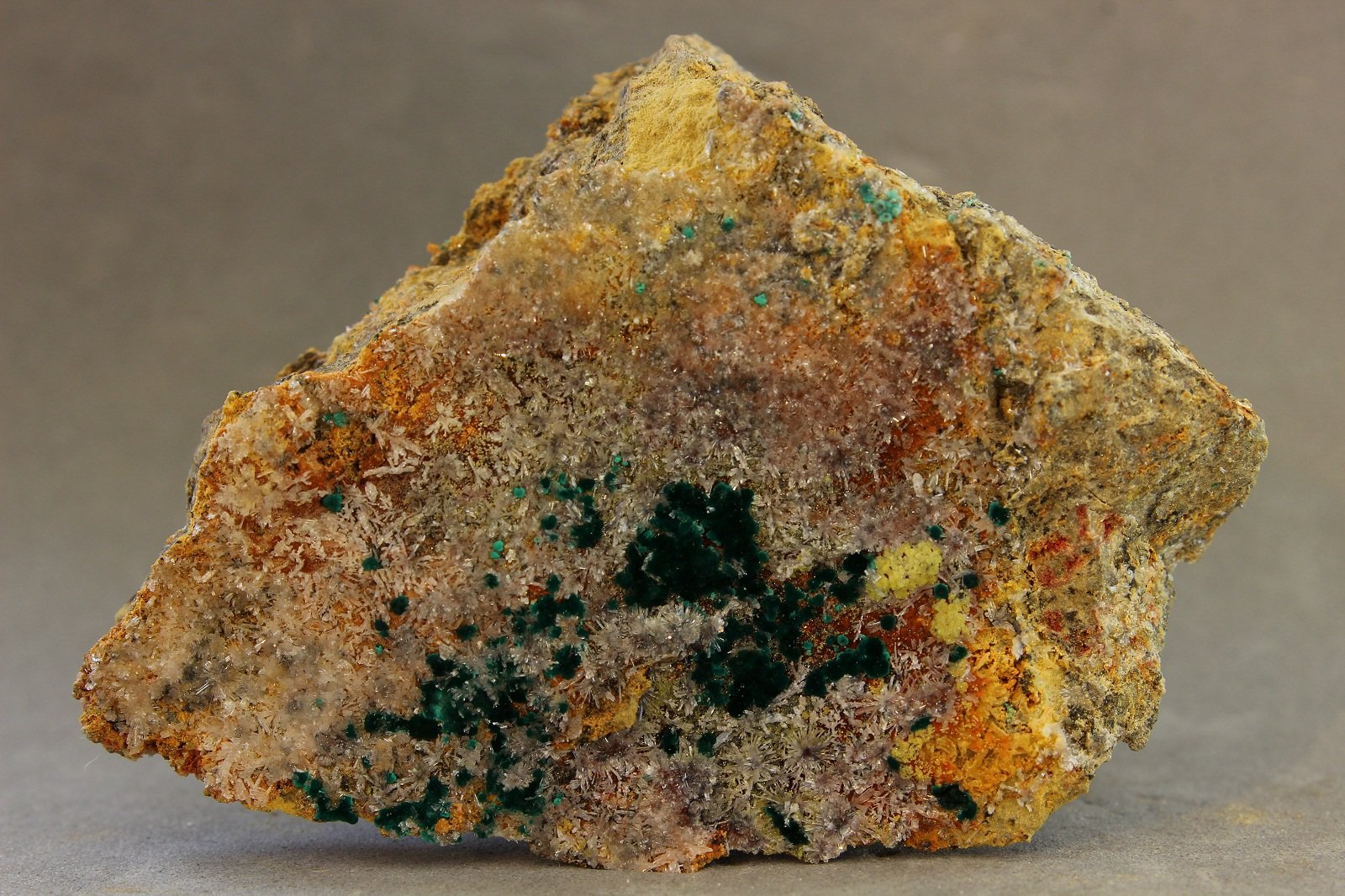 Hemimorfita con Rosasita y Mimetita
65x50x26 mm
(Autor: Juan Espino)