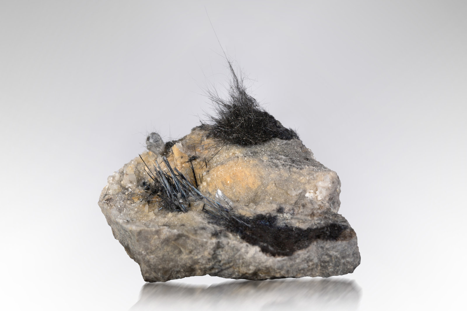 Rouxelita
6 x 4 x 4.5 cm / cristal principal: 1 cm
(Autor: Museo MIM)