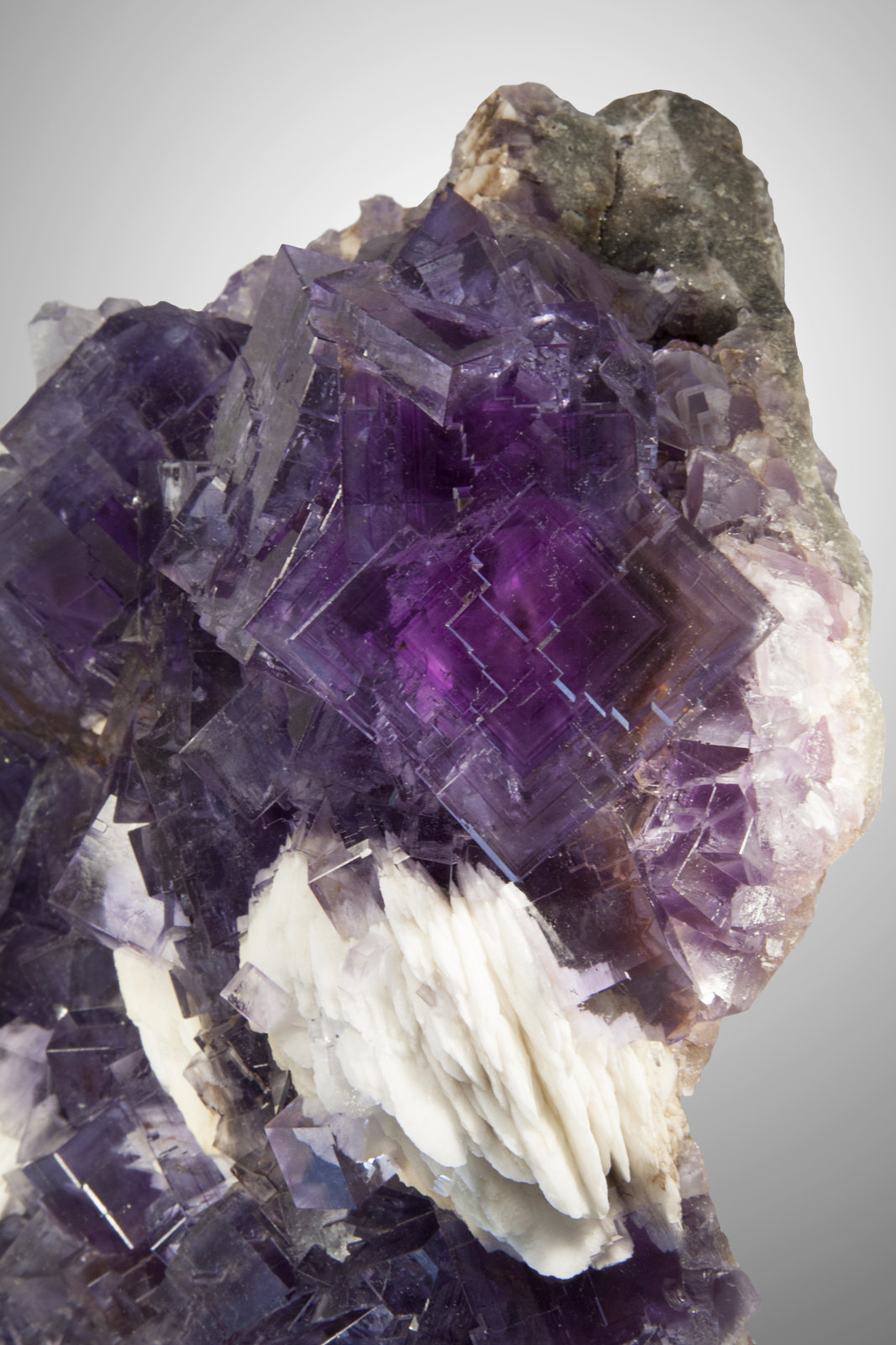 Fluorita, Barita
Cristal de 5cm de arista
(Autor: Raul Vancouver)