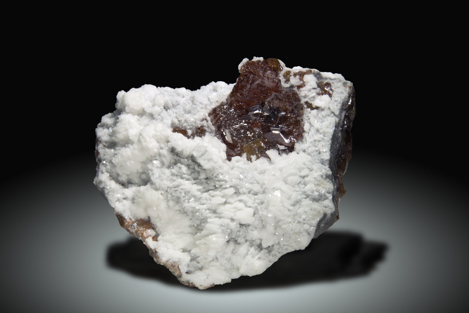 Esfalerita, Dolomita
8.5 x 7.5cm, cristal de 3cm
(Autor: Raul Vancouver)
