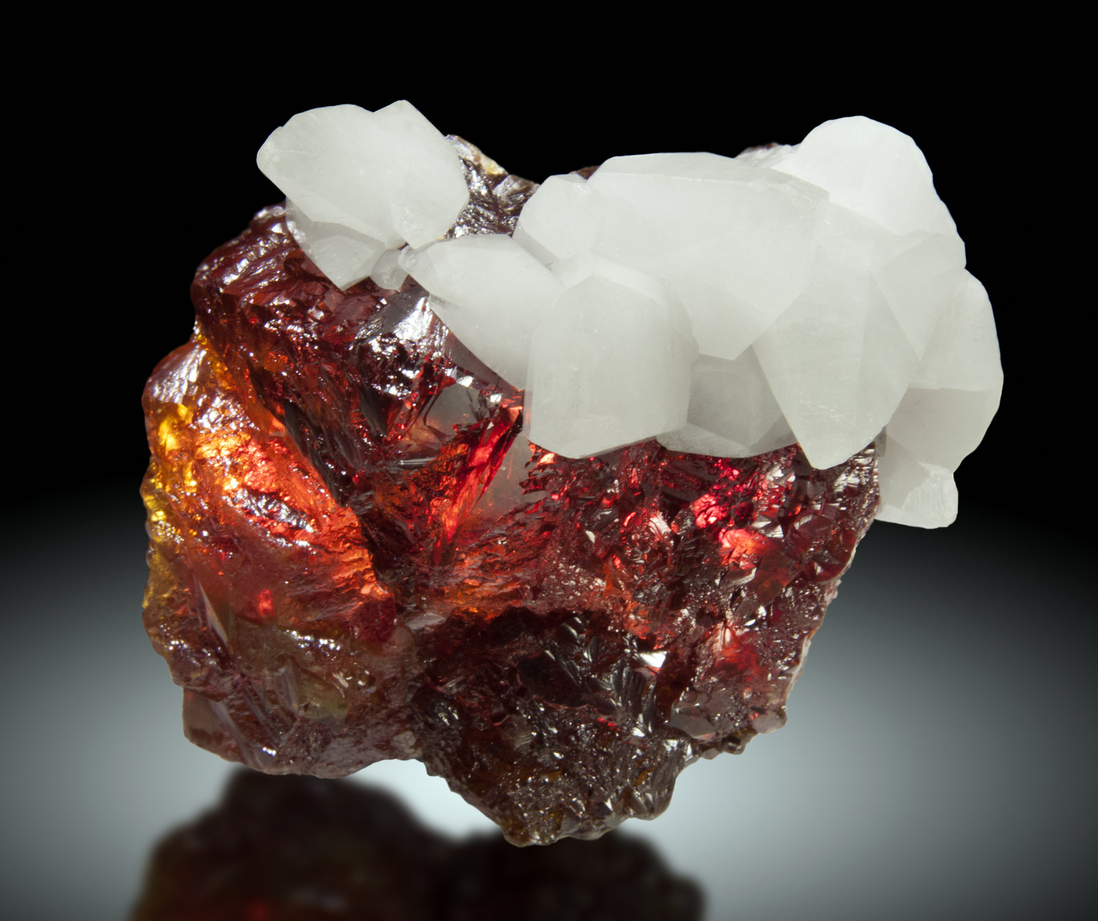 Esfalerita, Calcita
7x6cm, cristales de calcita de 3cm
(Autor: Raul Vancouver)