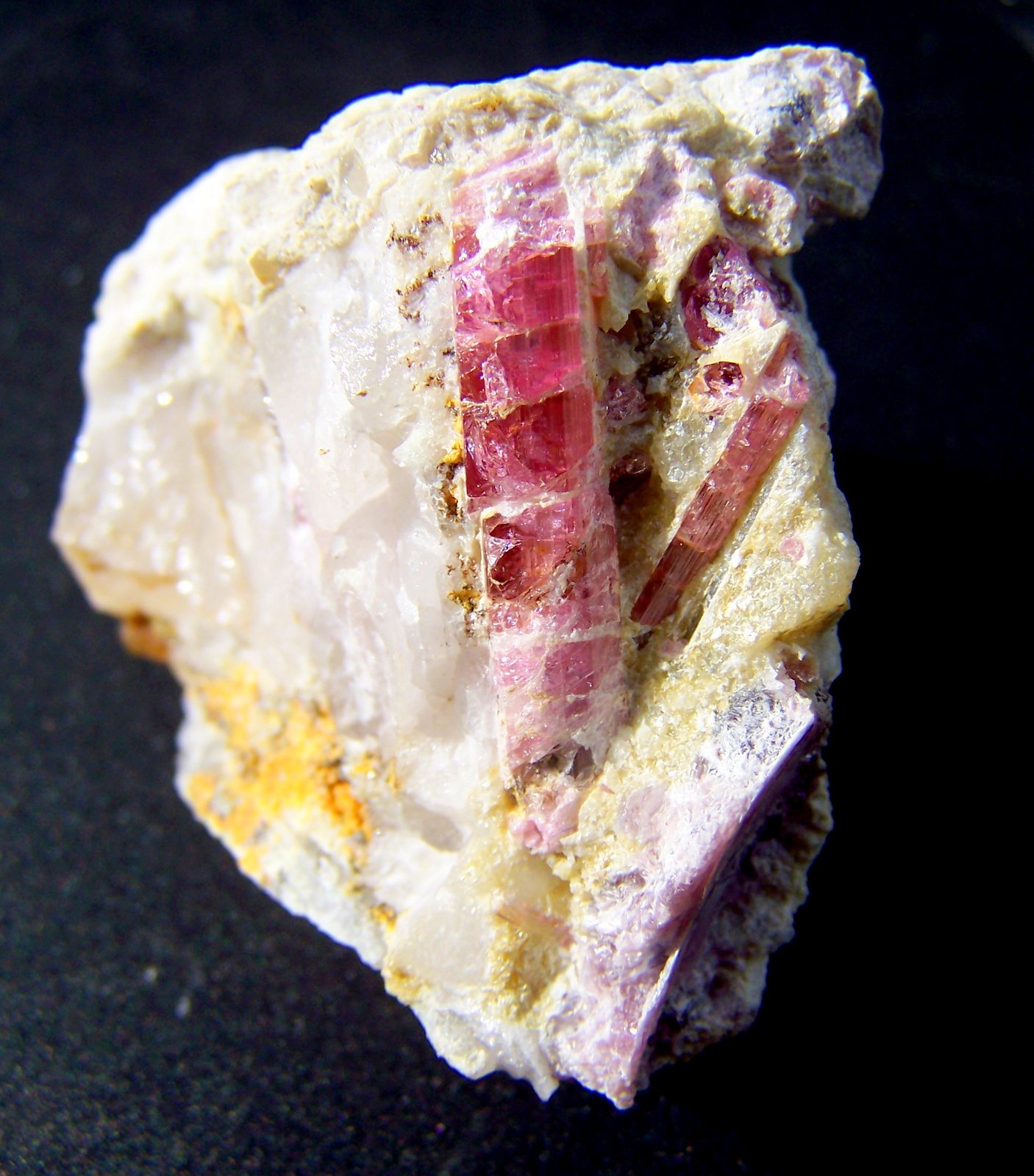 Elbaita (variedad rubelita)
6cm la pieza,3cm el cristal principal
(Autor: canada)