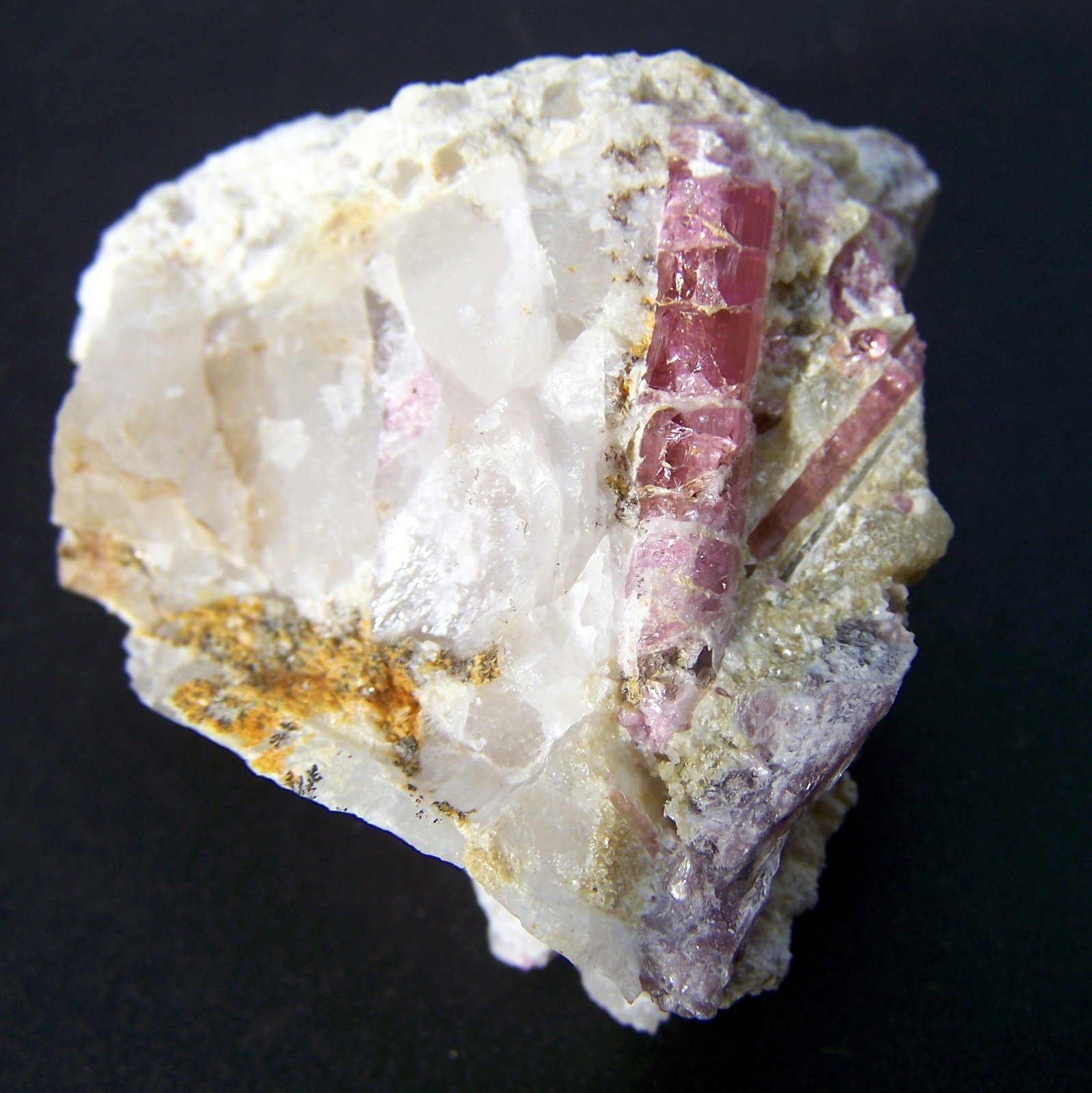 Elbaita (variedad rubelita)
6cm la pieza,3cm el cristal principal
(Autor: canada)