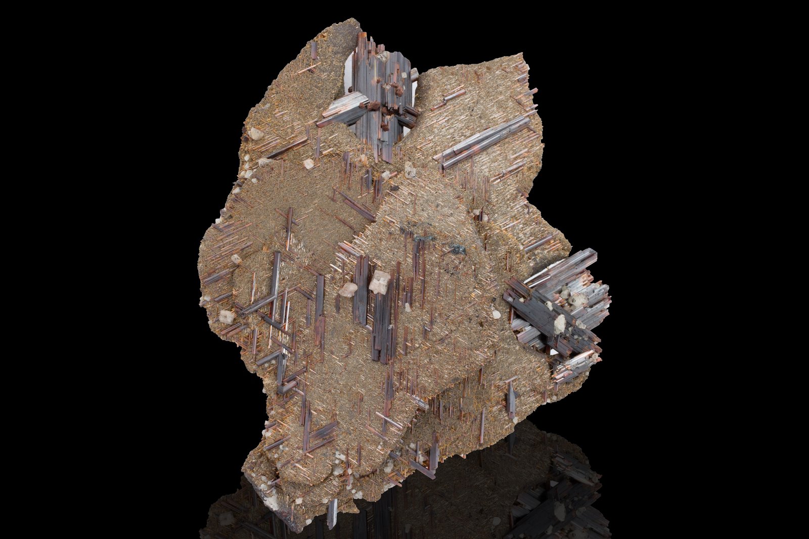 Rutilo en Rutilo pseudomorfizando Hematites
9.5 x 3 x 11.5 cm / Cristal principal: 2.9 cm.
(Autor: Museo MIM)