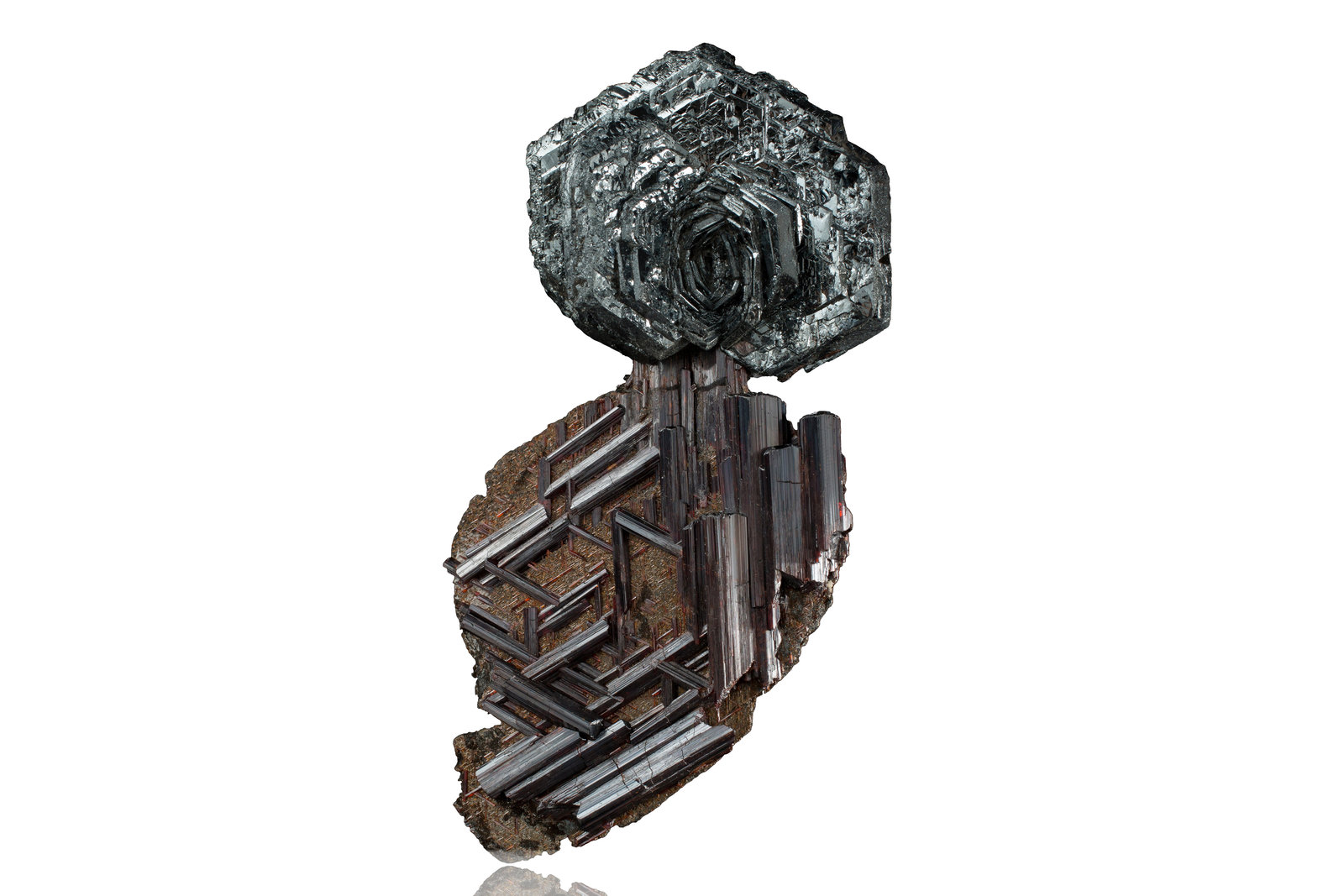 Rutilo con Hematites
8 x 3.5 x 13.5 cm / Cristal principal: 4.5 cm.
(Autor: Museo MIM)